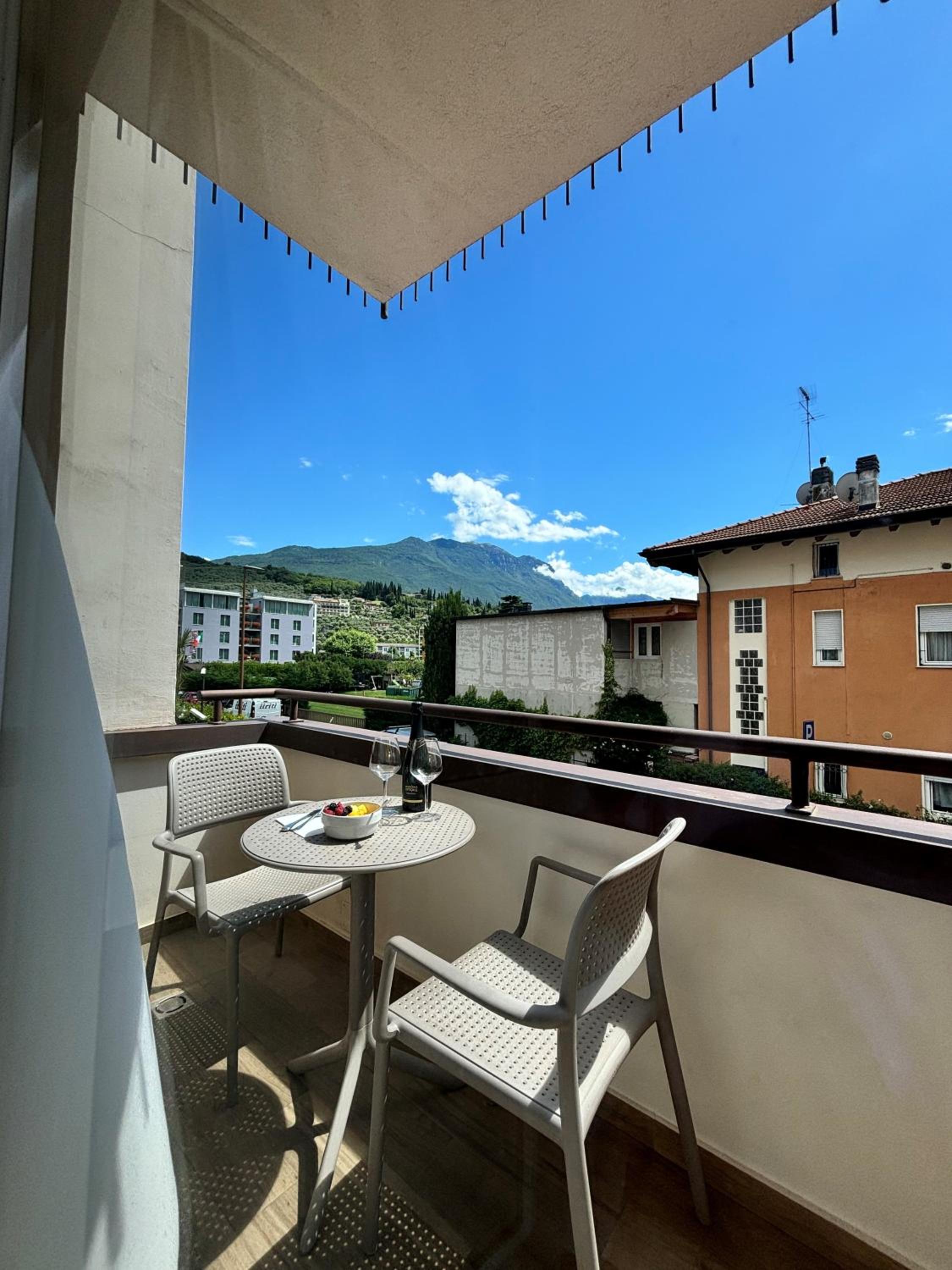 Double or Twin Room with Balcony - Photo 15