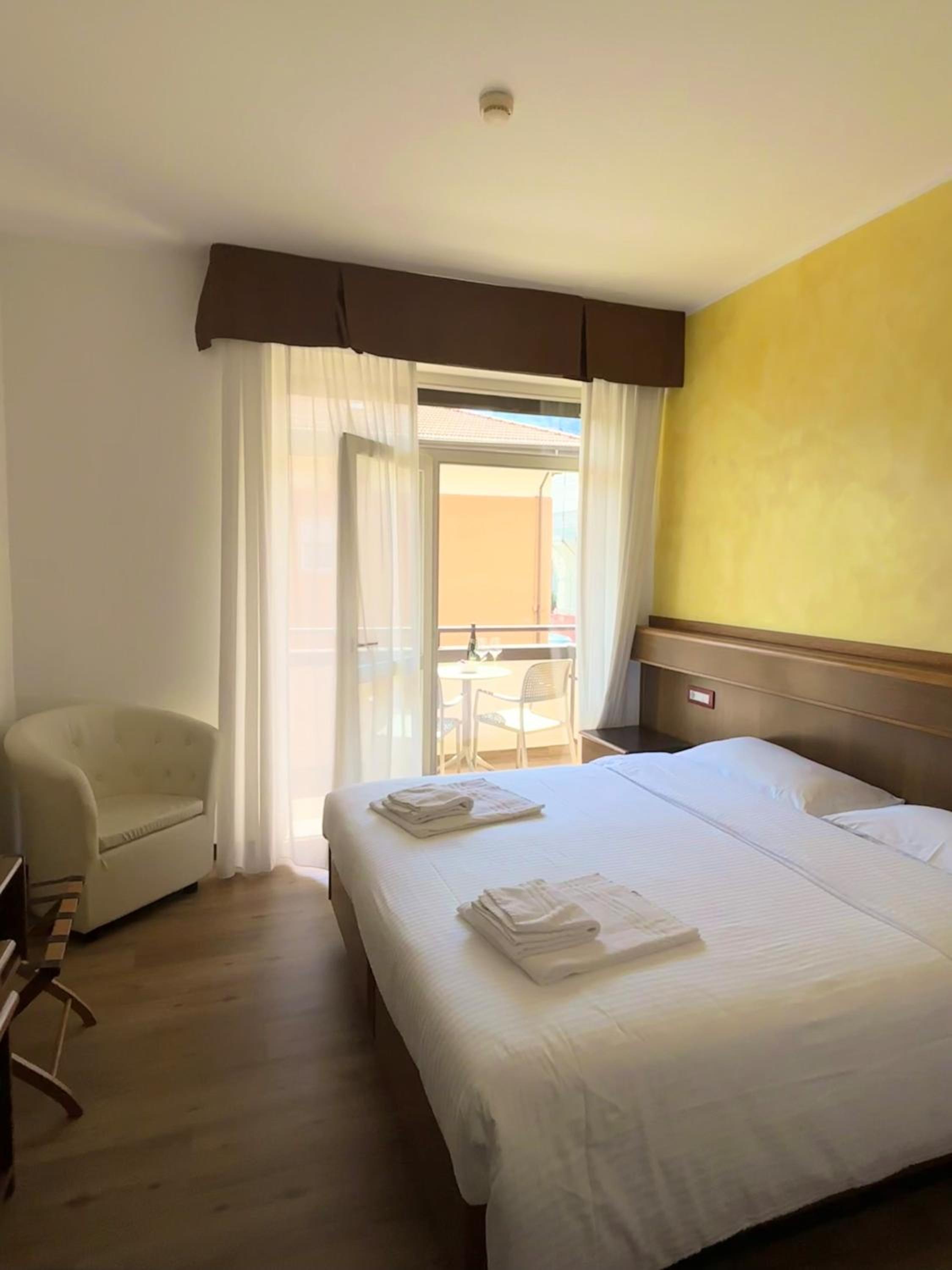 Double or Twin Room with Balcony - Photo 9