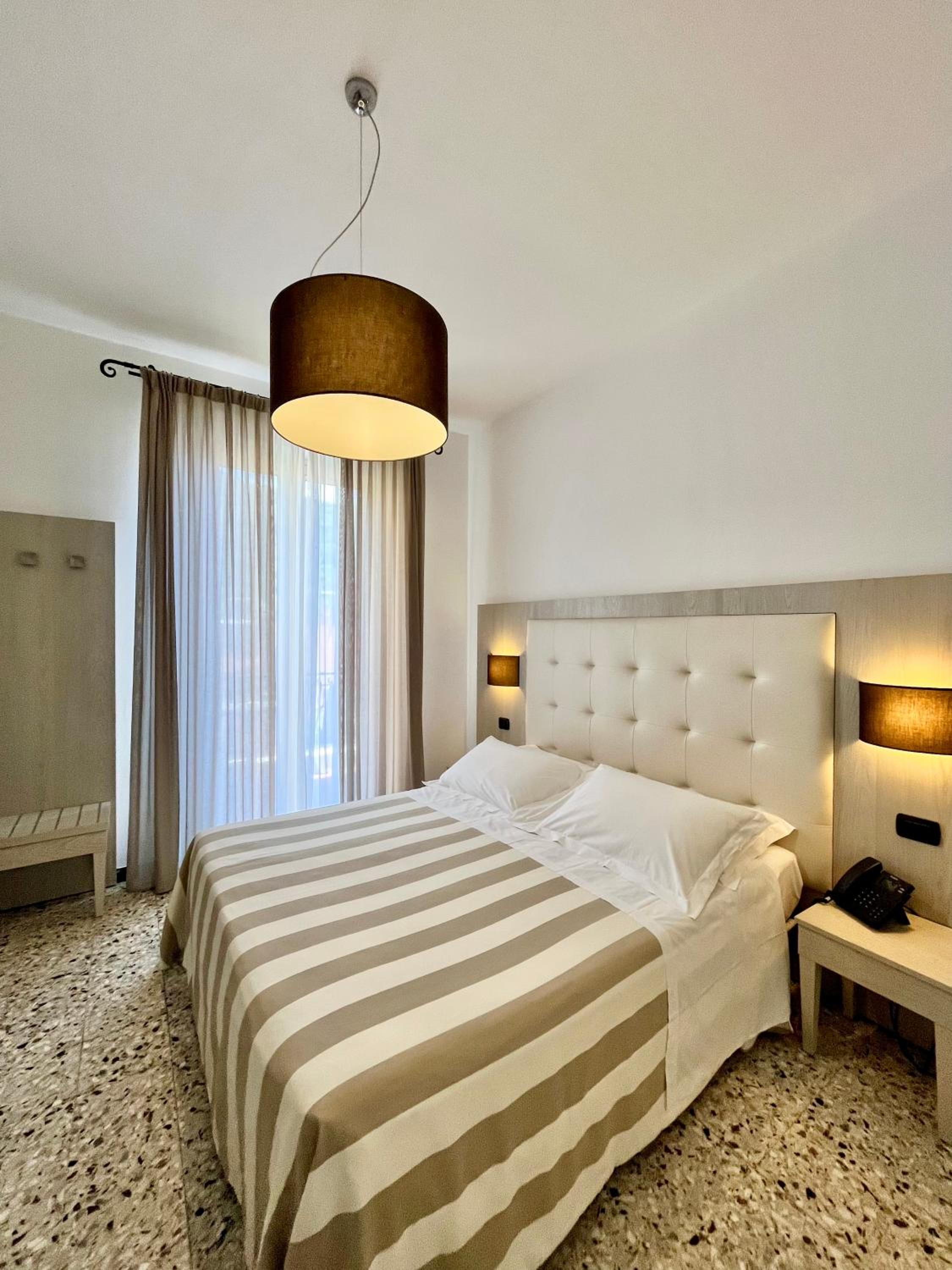 Double or Twin Room with Sea View - Photo 2