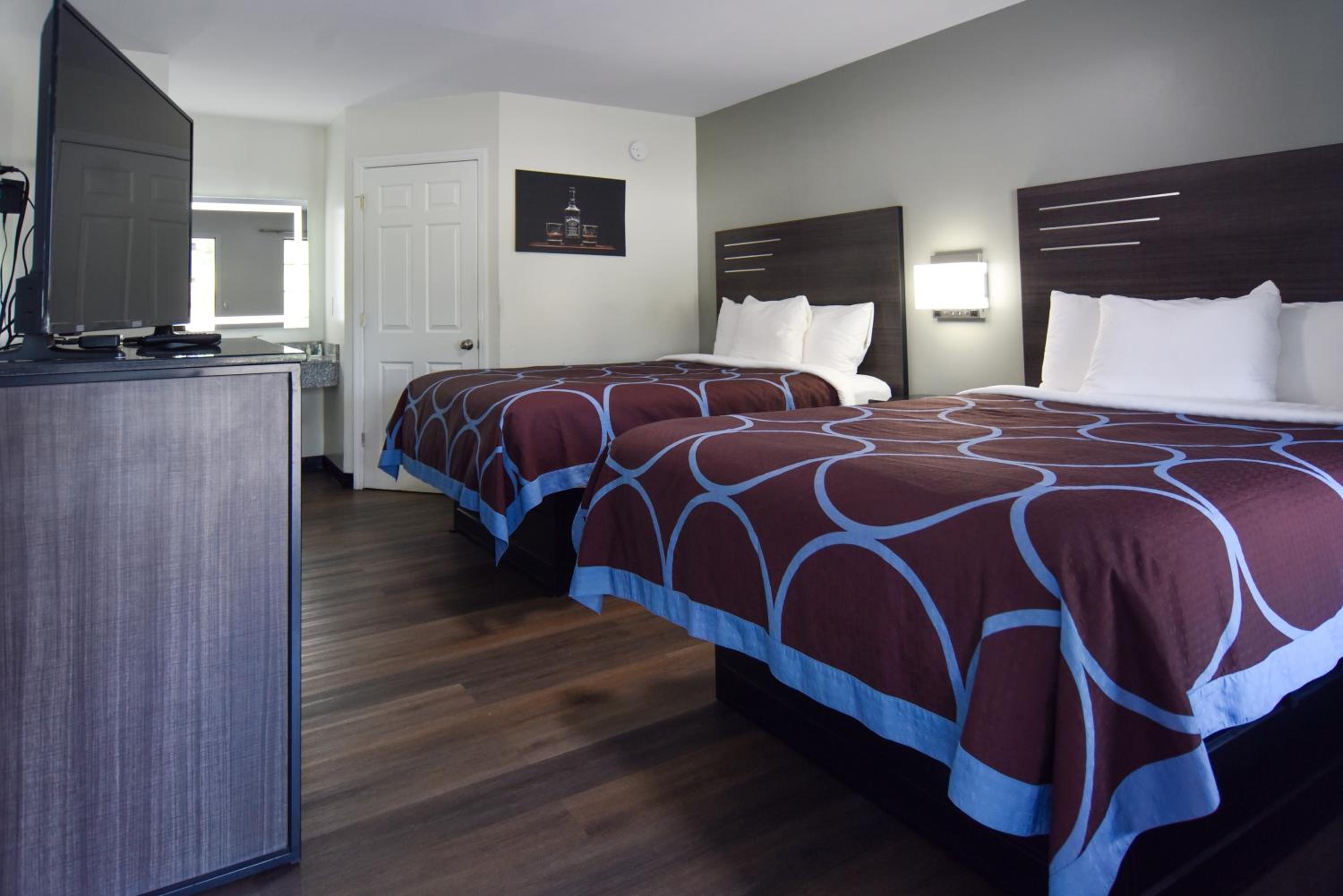 Queen Room with Two Queen Beds photo 2