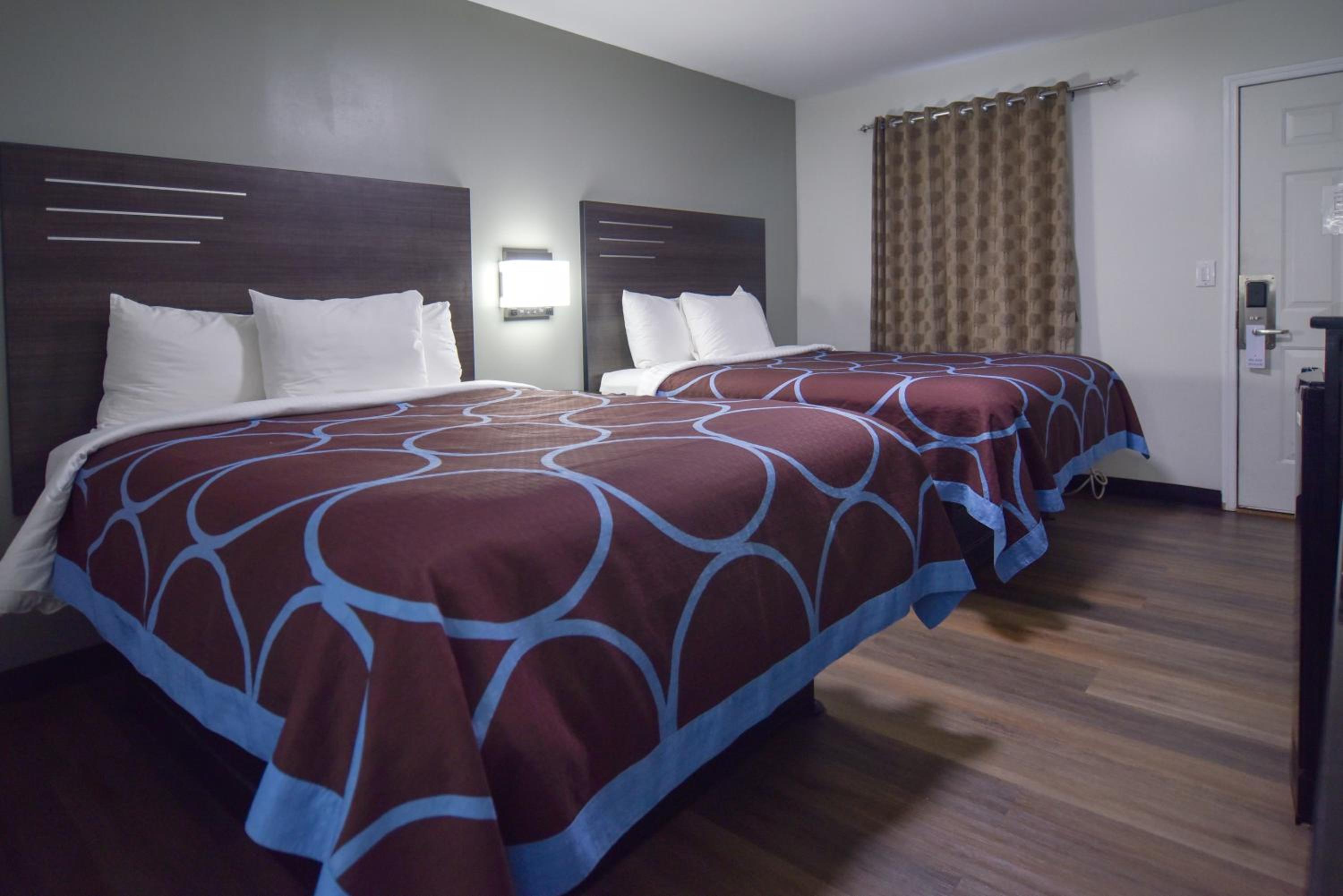 Queen Room with Two Queen Beds photo 1