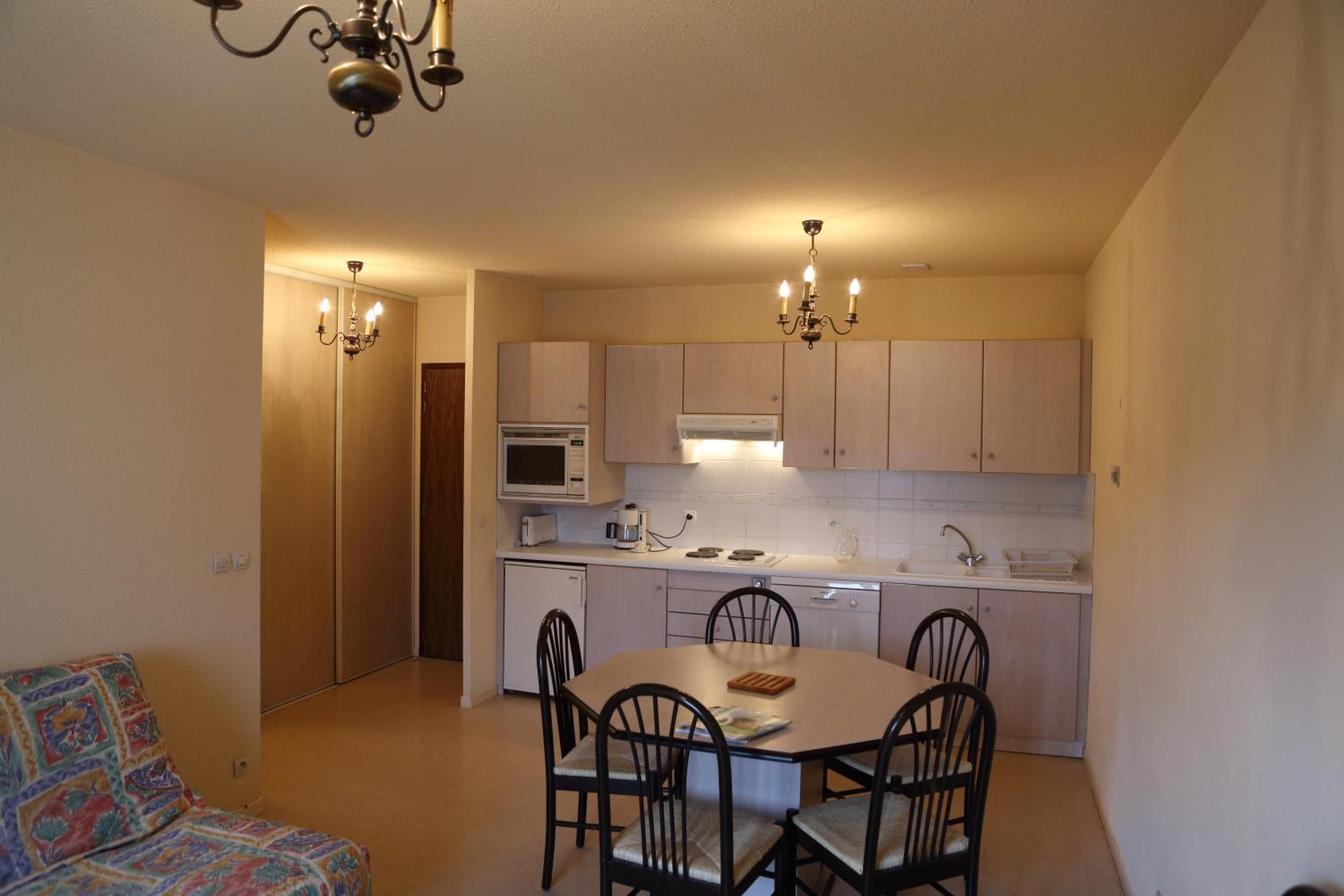 Apartment with Queen and Single Bed - Non-Smoking photo 2