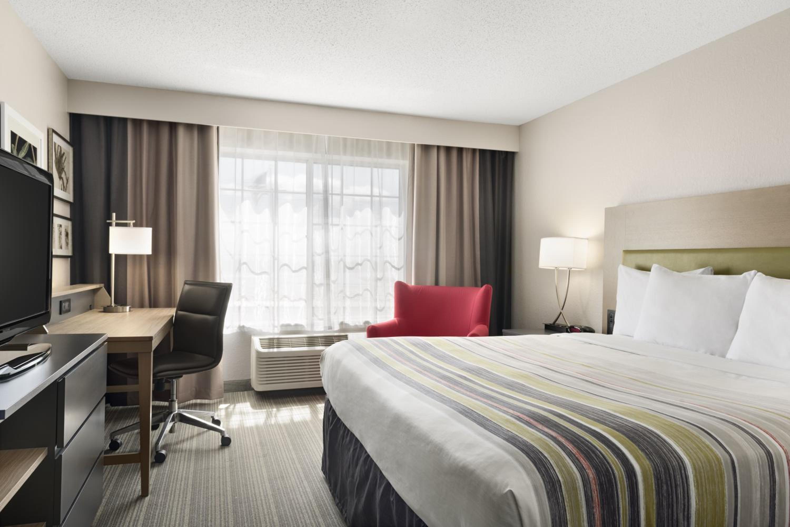 King Suite with Sofa Bed - Non-Smoking - Photo 6