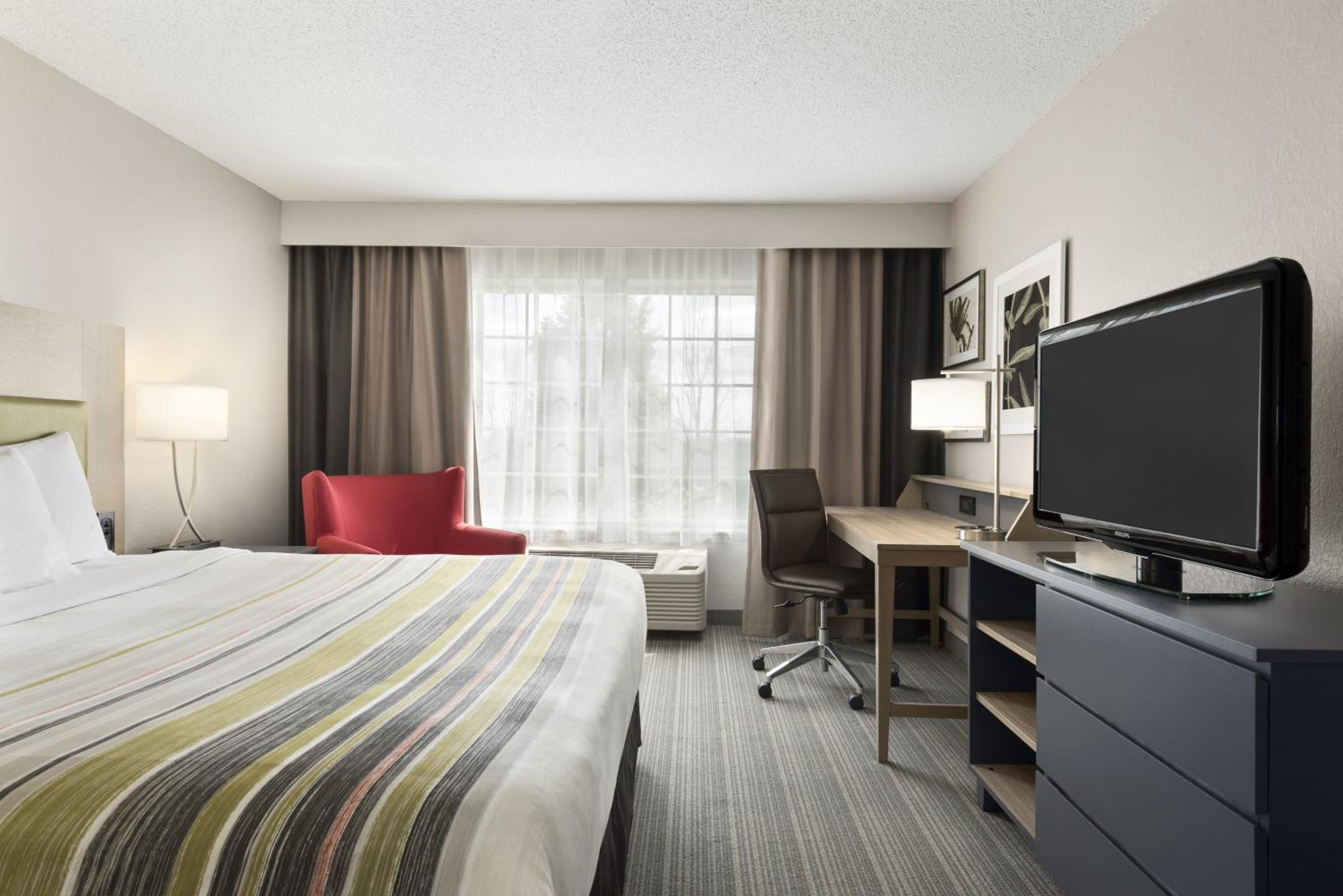 King Suite with Sofa Bed - Non-Smoking - Photo 4