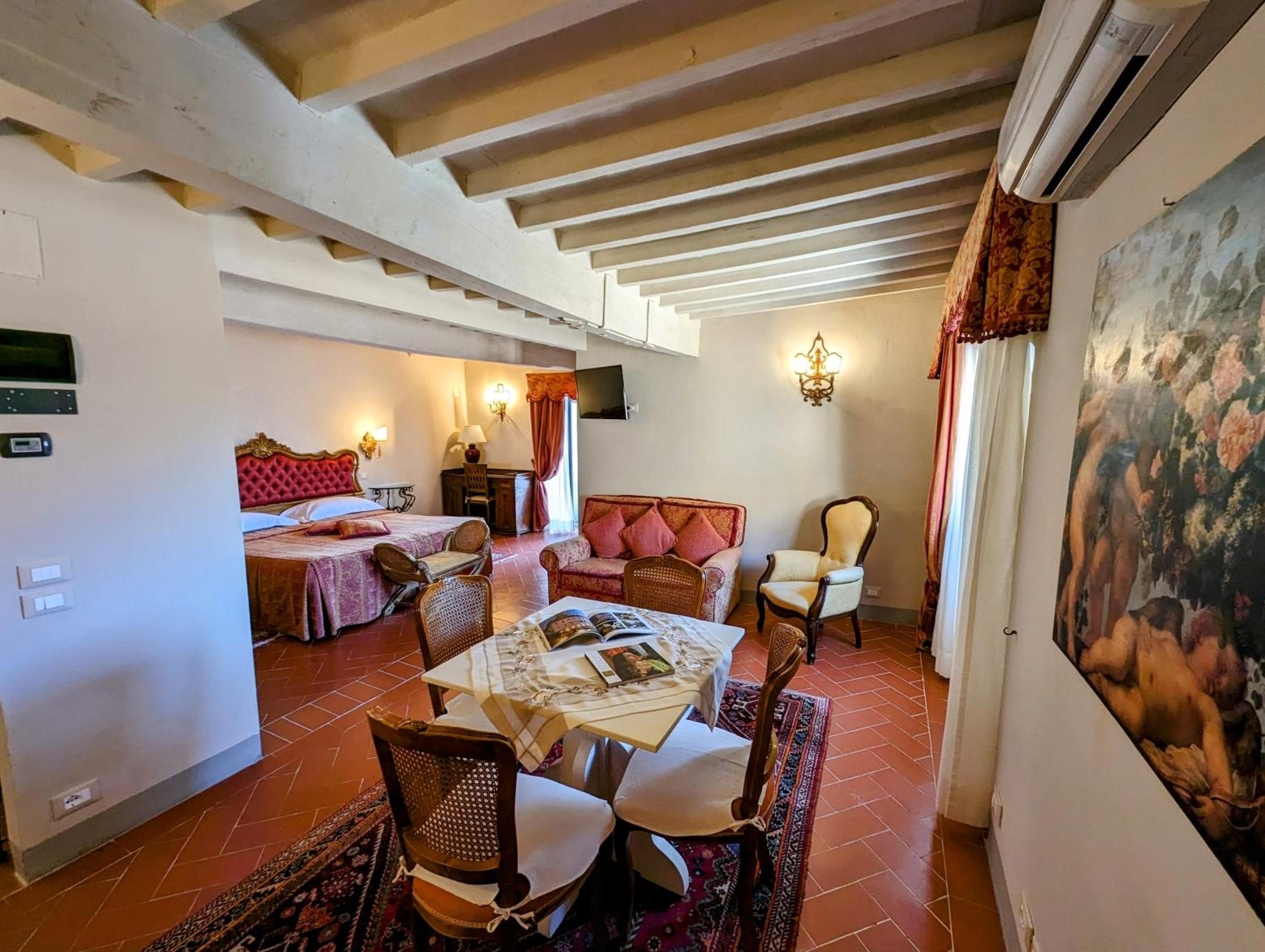 Suite with Balcony - Photo 13