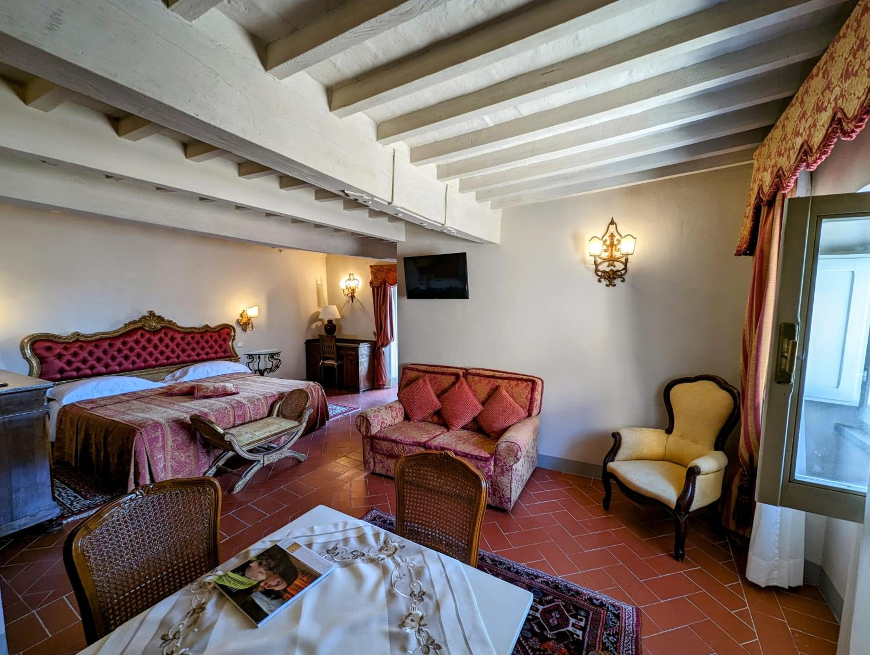 Suite with Balcony - Photo 12