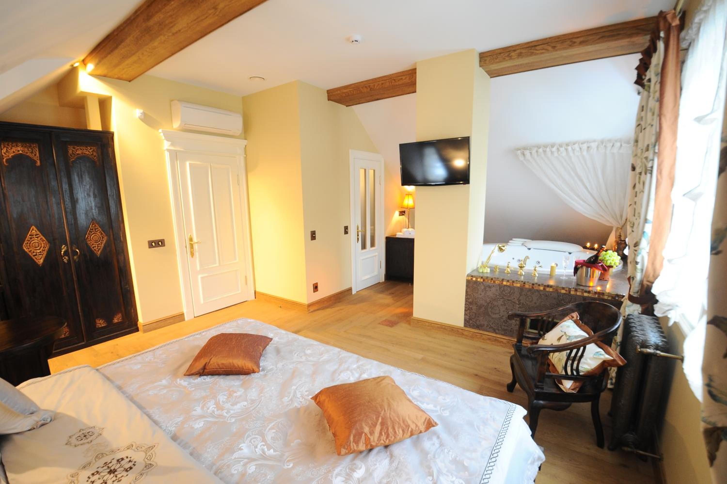 Queen Suite with Spa Bath photo 1