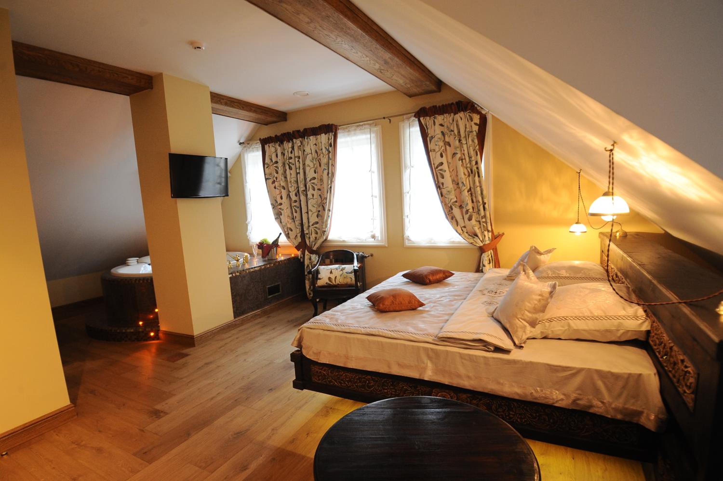Queen Suite with Spa Bath photo 3