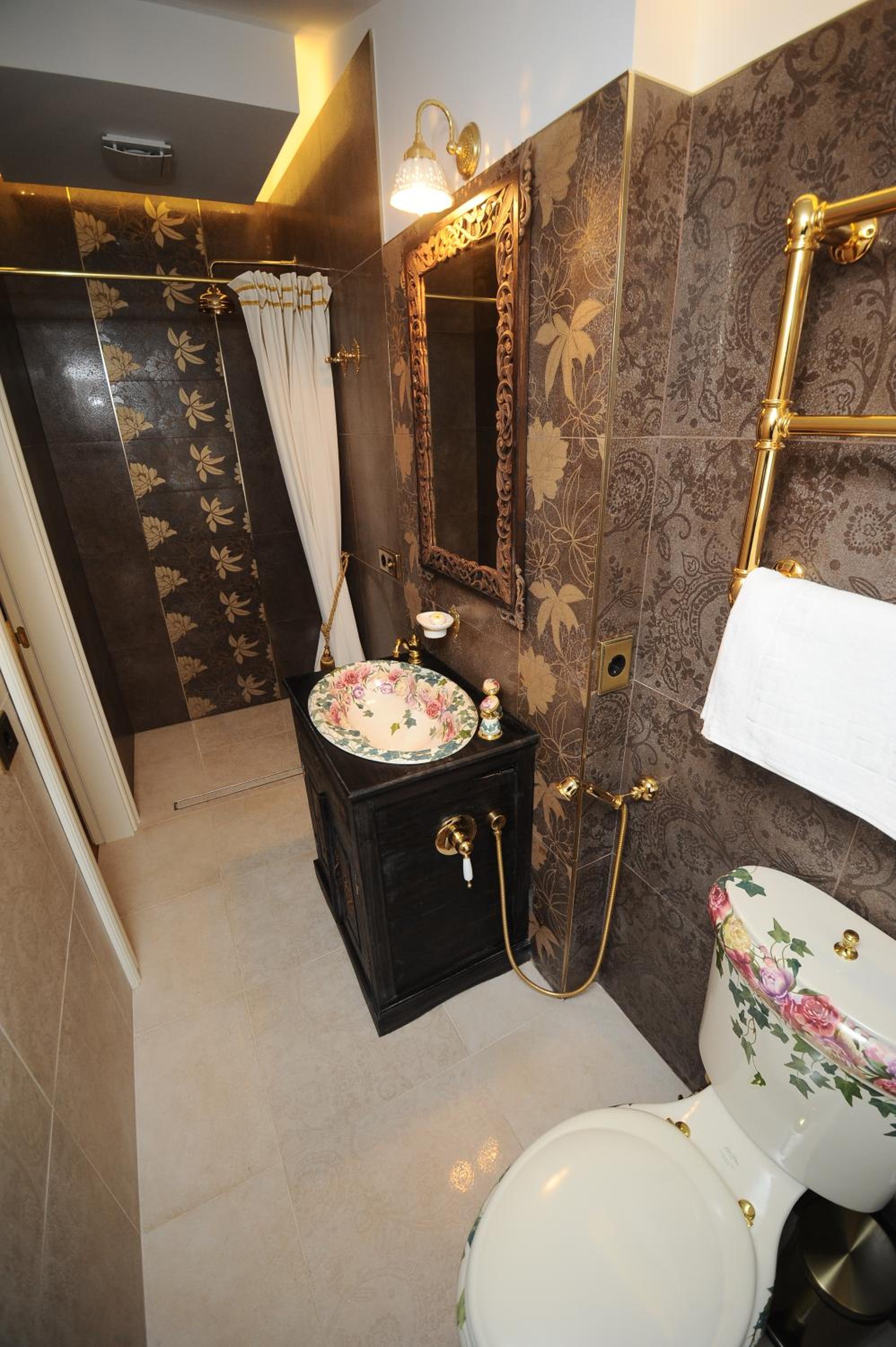 Queen Suite with Spa Bath photo 2