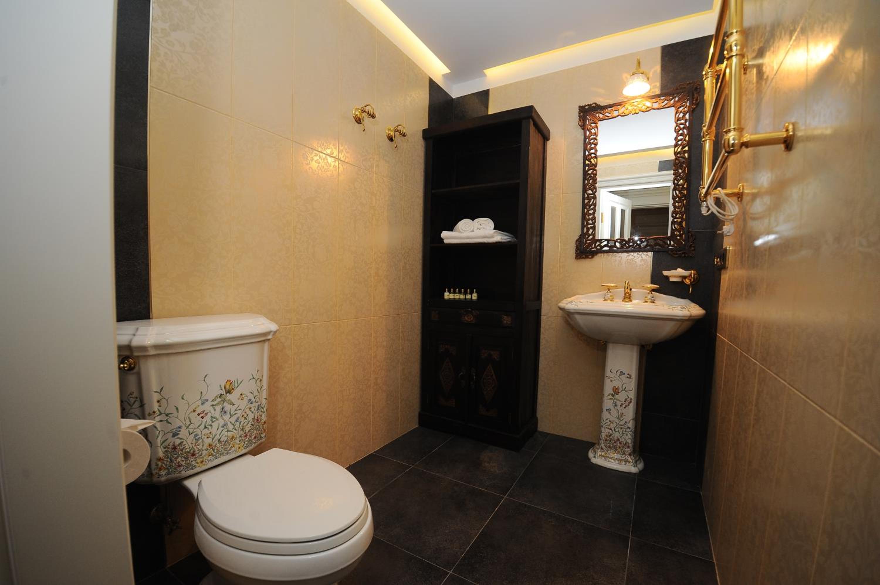  Junior Suite with Lake View photo 3