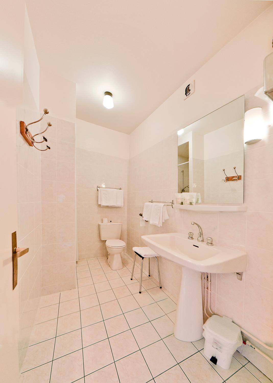 Suite Lit Queen-Size Junior avec Douche Suite Lit Queen-Size Junior avec Douche