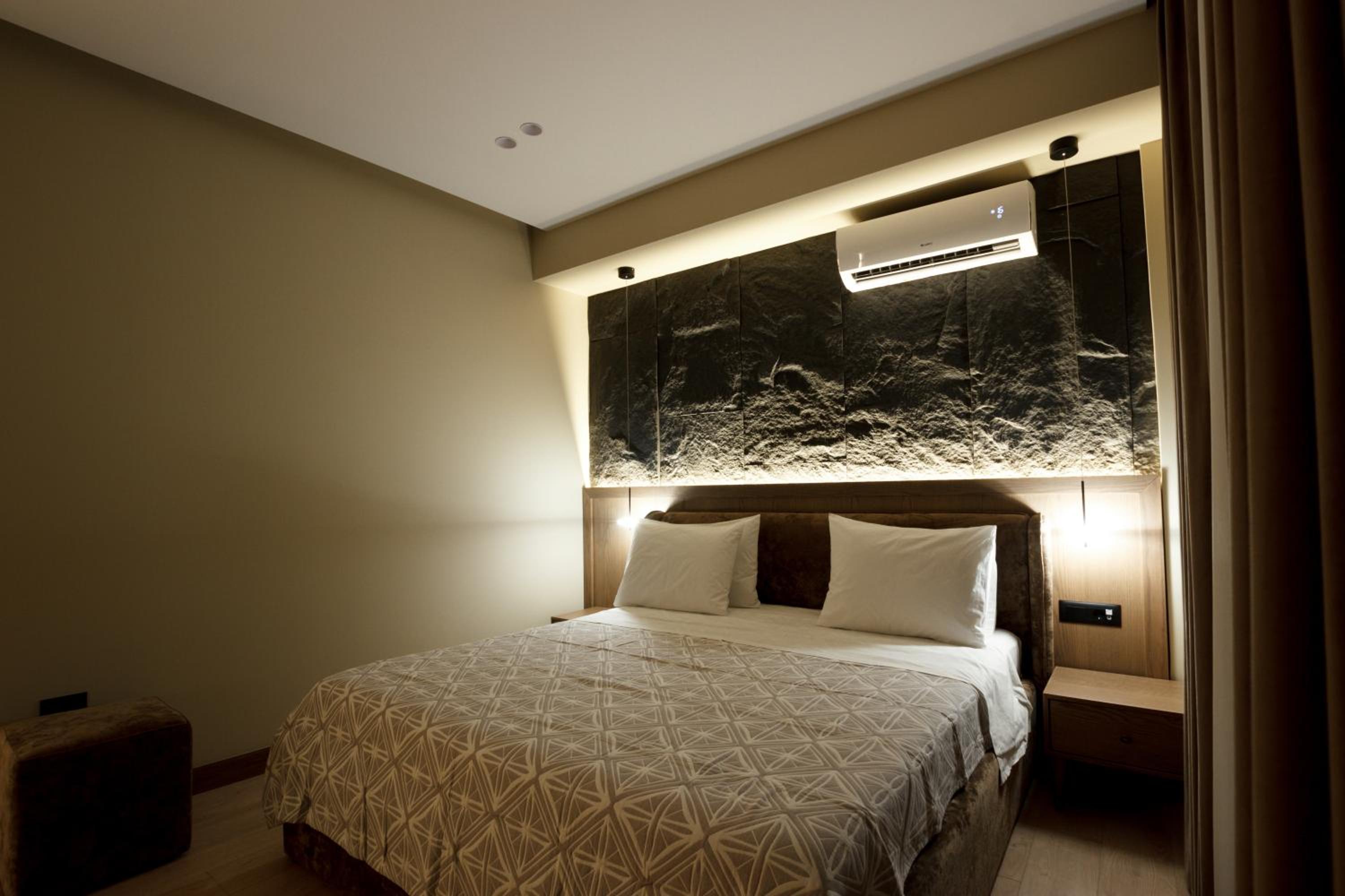 Deluxe Double Room with Balcony photo 3