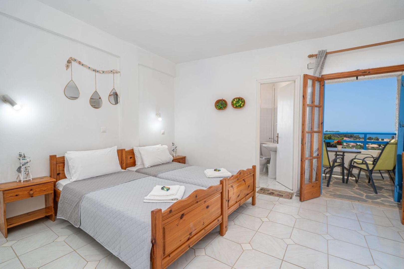 One-Bedroom Apartment with Balcony and Sea View photo 3