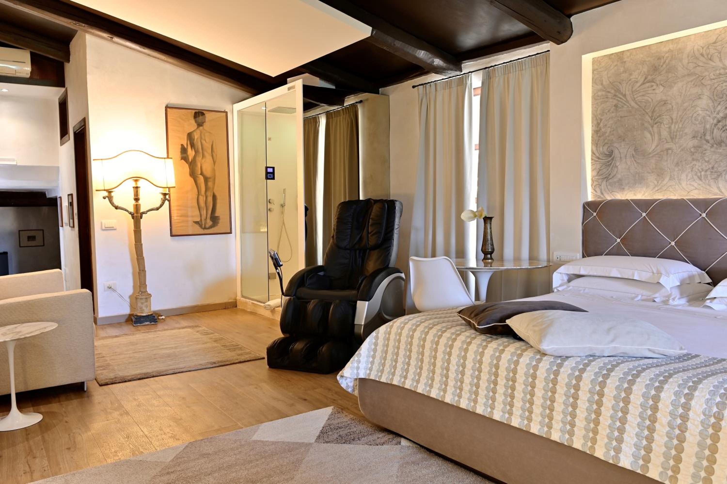 King Suite with Spa Bath - Photo 1