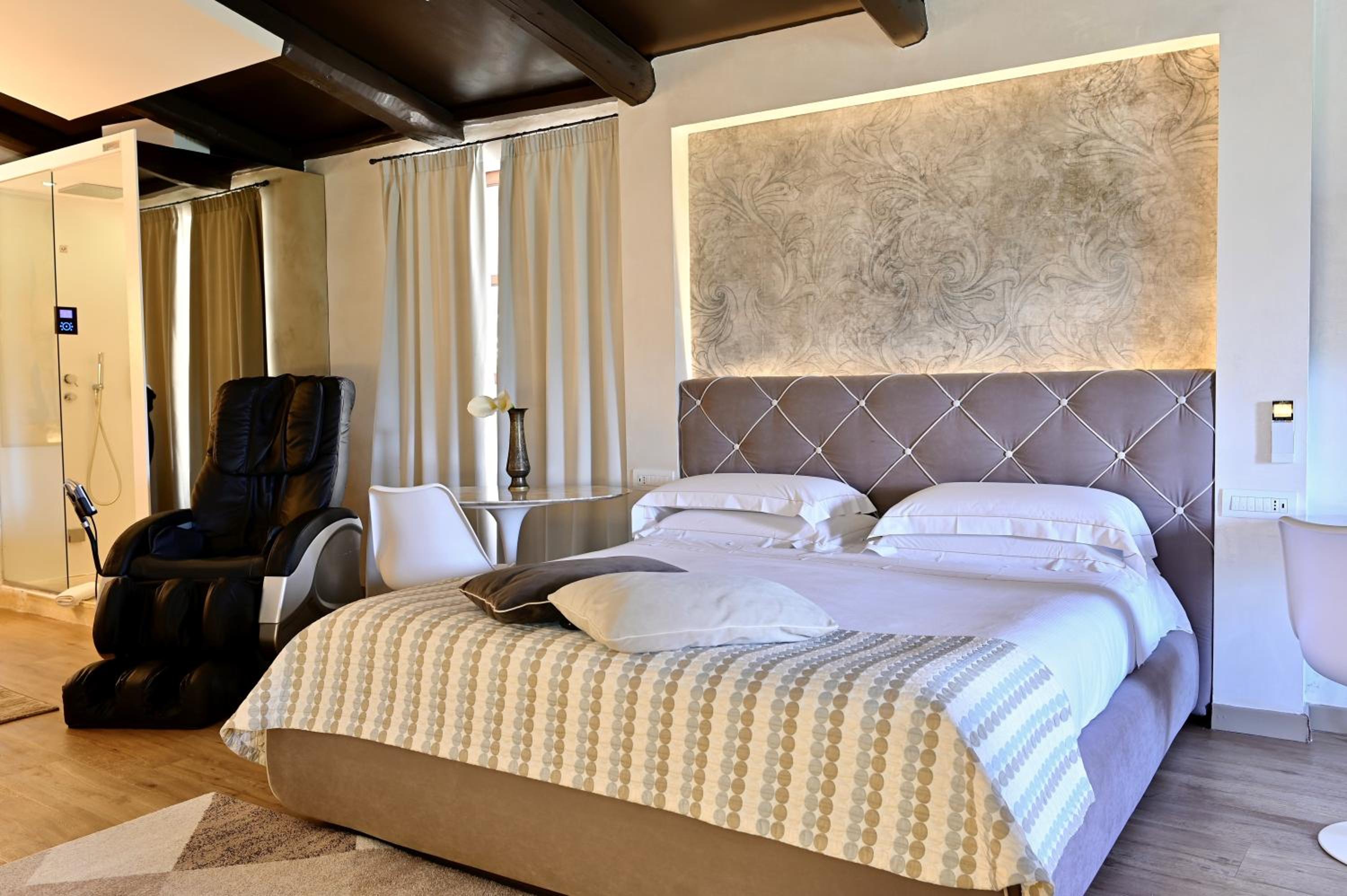 King Suite with Spa Bath - Photo 2