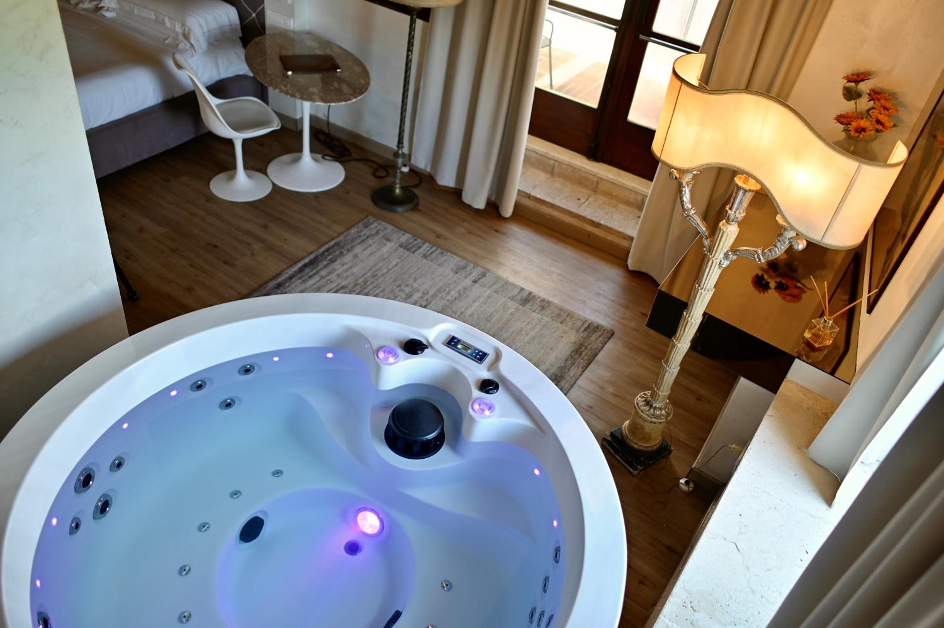King Suite with Spa Bath - Photo 3