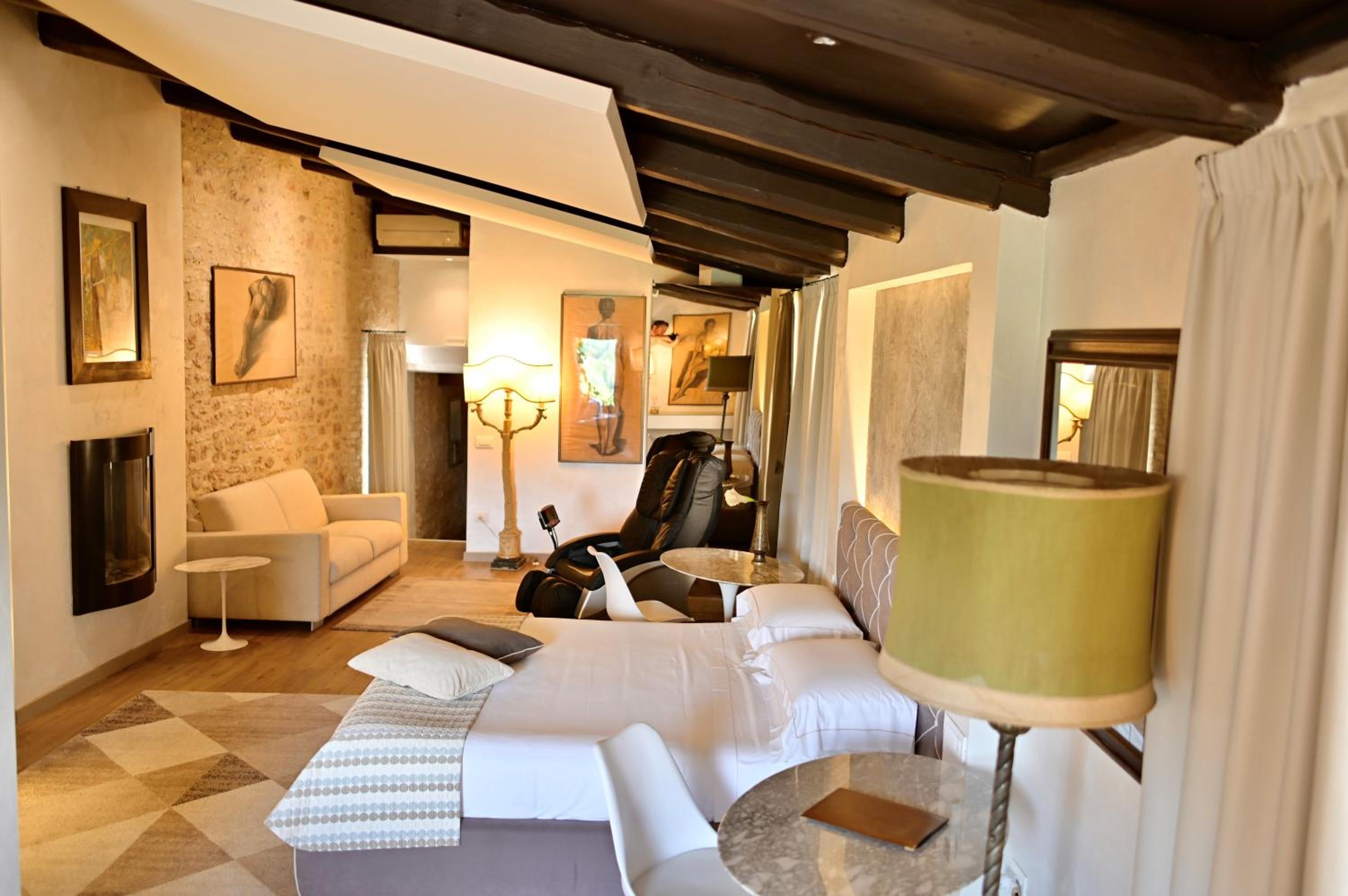 King Suite with Spa Bath - Photo 4
