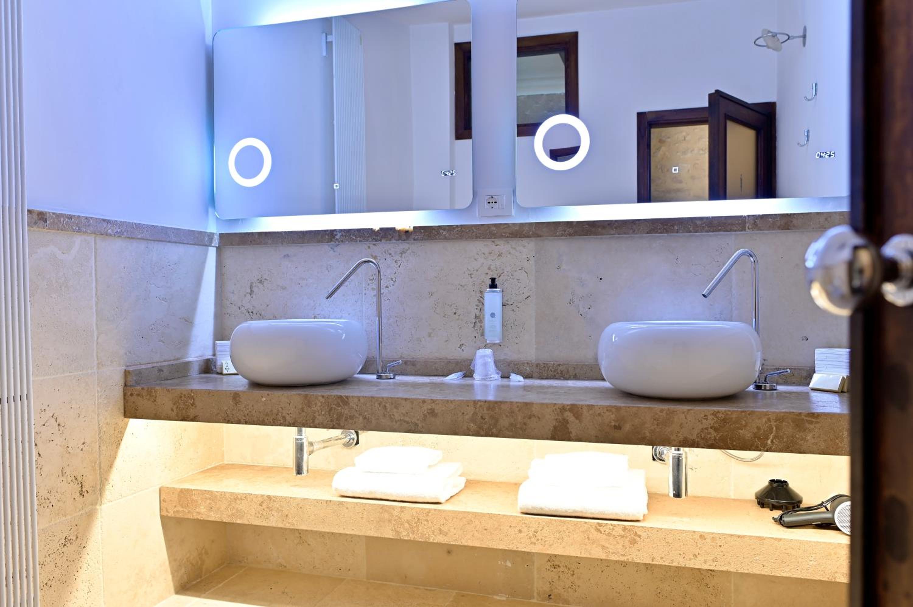 King Suite with Spa Bath - Photo 5
