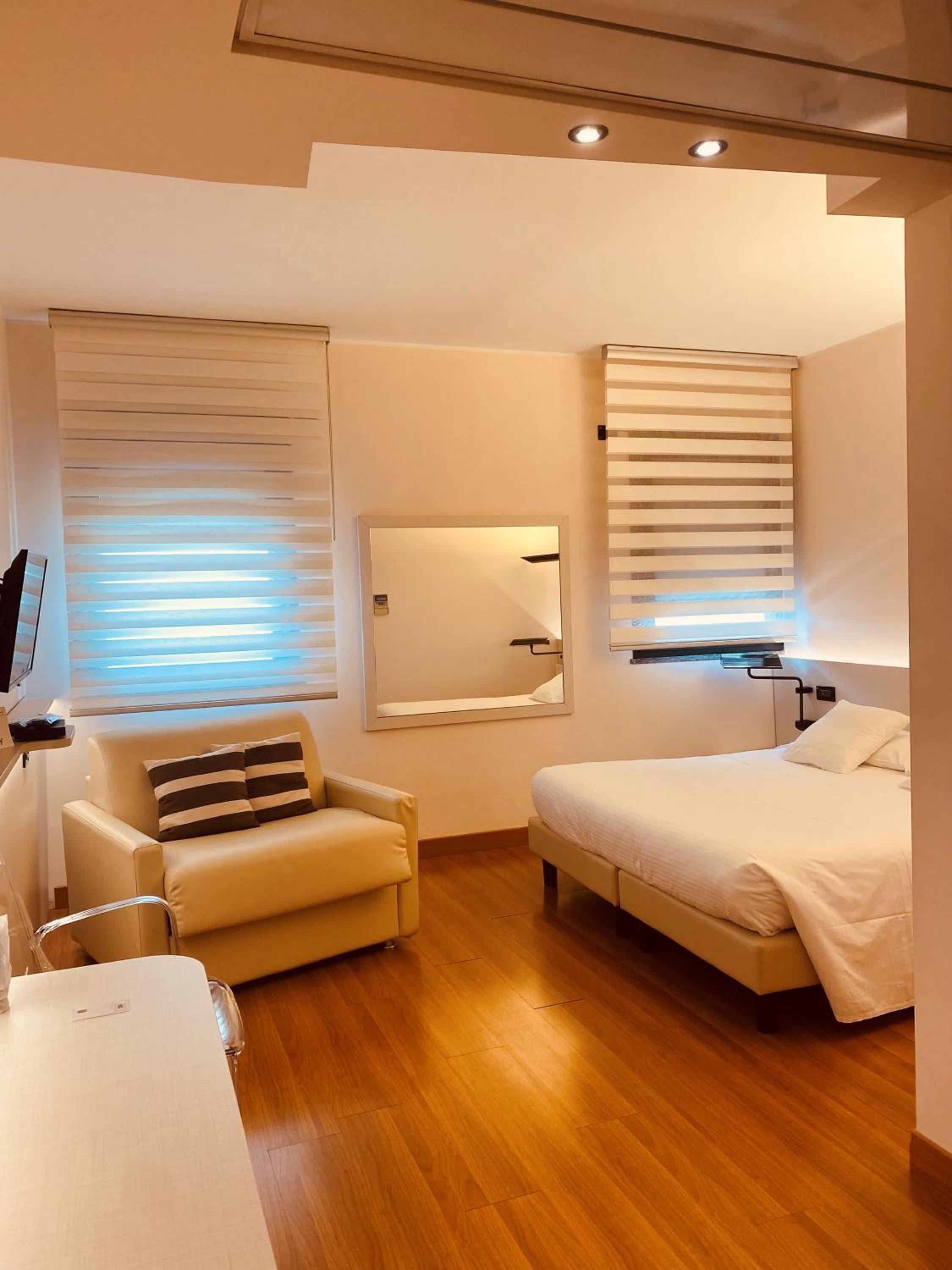 Superior King Room - Photo 10