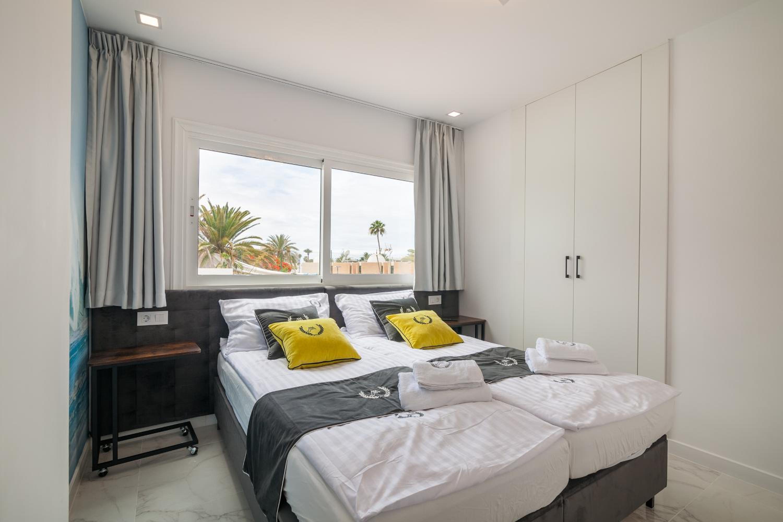 Apartamento de Dos Dormitorios con Vista a la Piscina