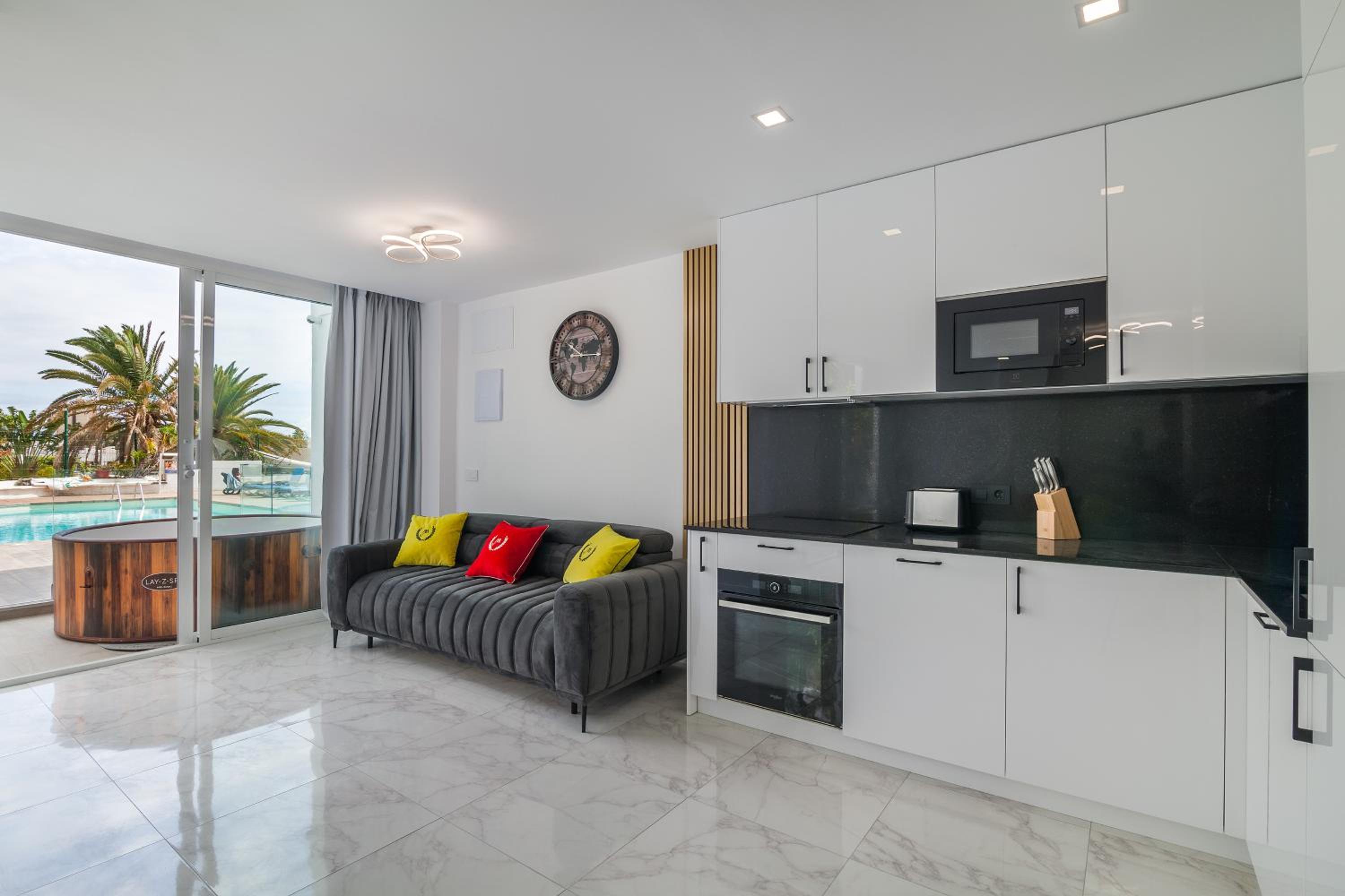 Apartamento de Dos Dormitorios con Vista a la Piscina