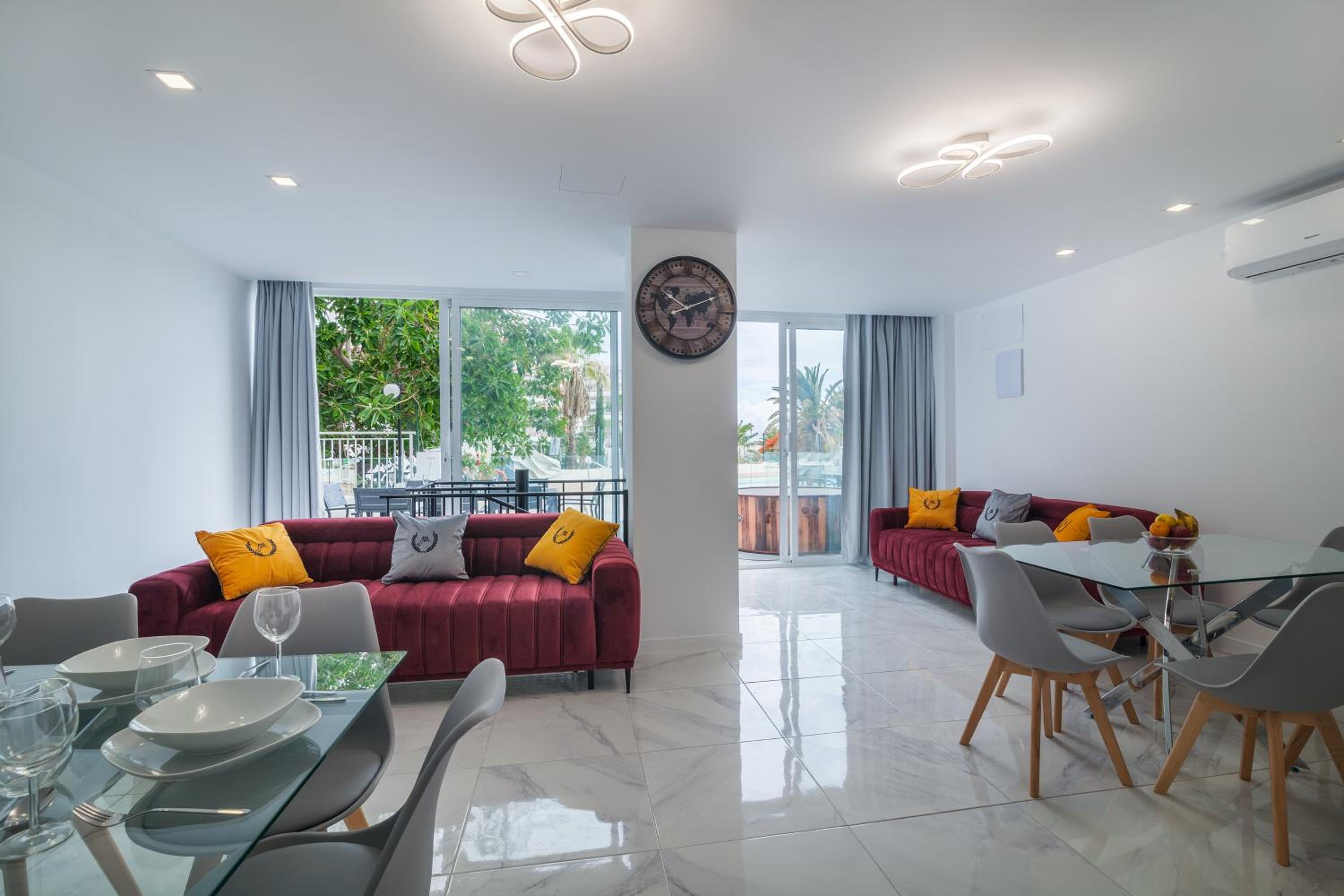Apartamento de cuatro dormitorios con vista a la piscina