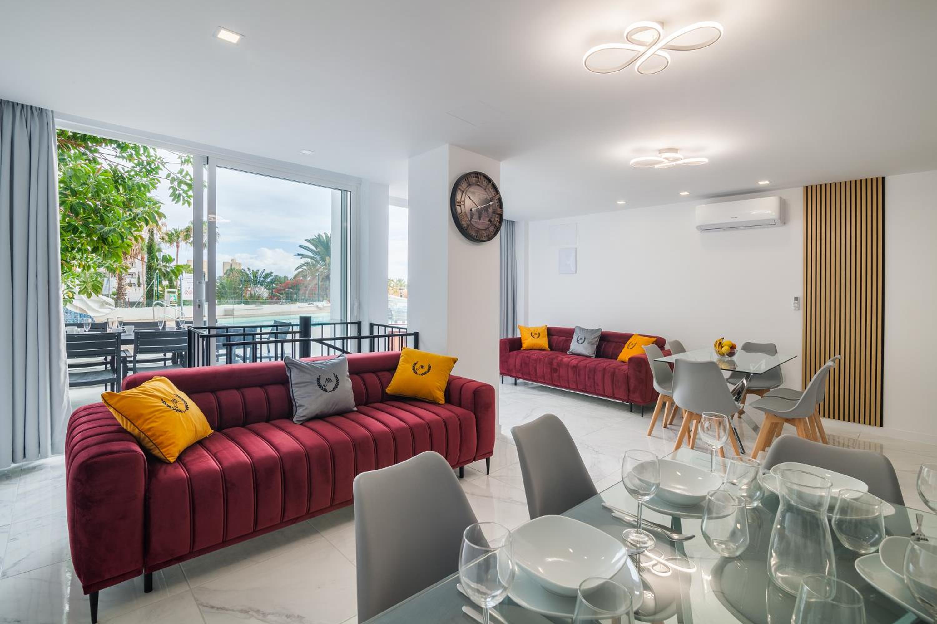 Four-Bedroom Apartment with Pool View photo 3