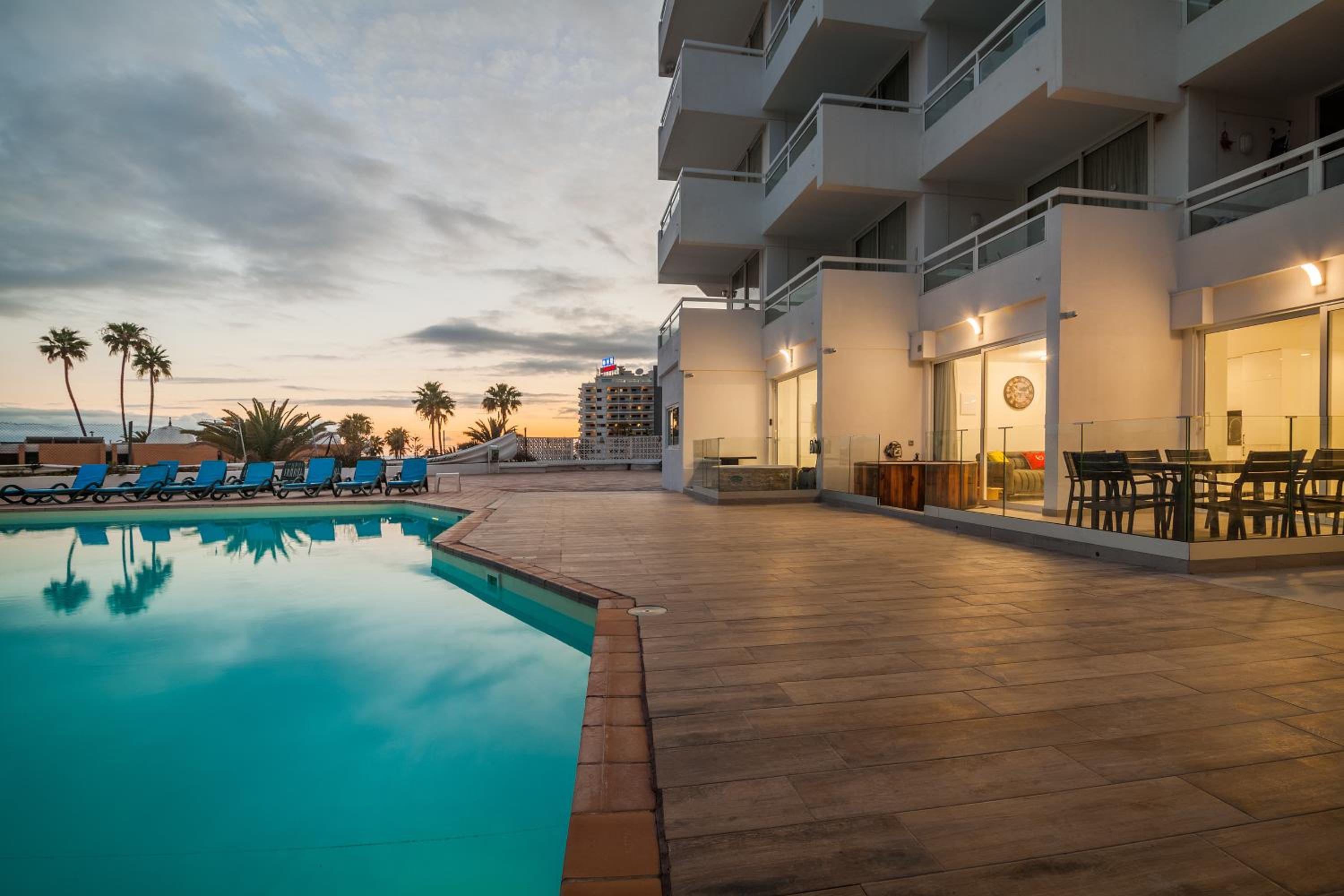 Two-Bedroom Apartment with Pool View photo 3