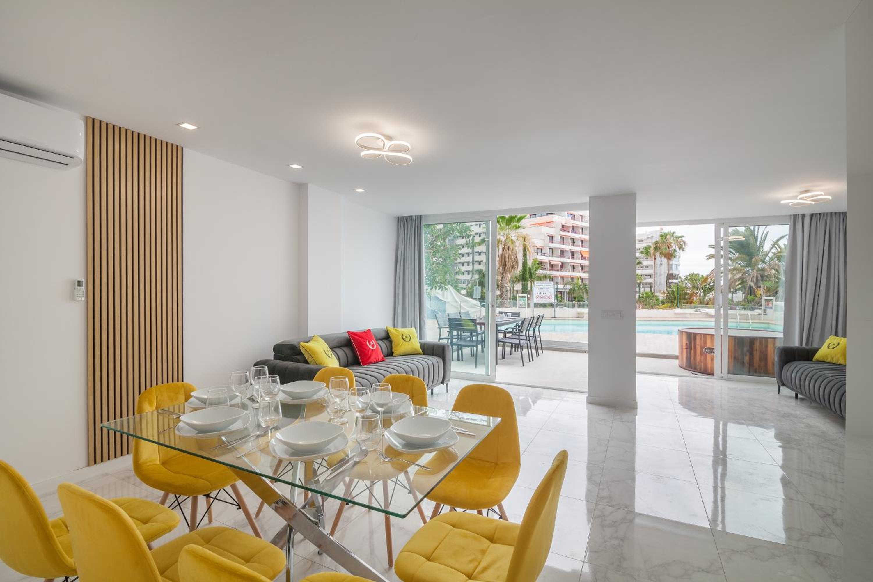 Two-Bedroom Apartment with Pool View photo 3