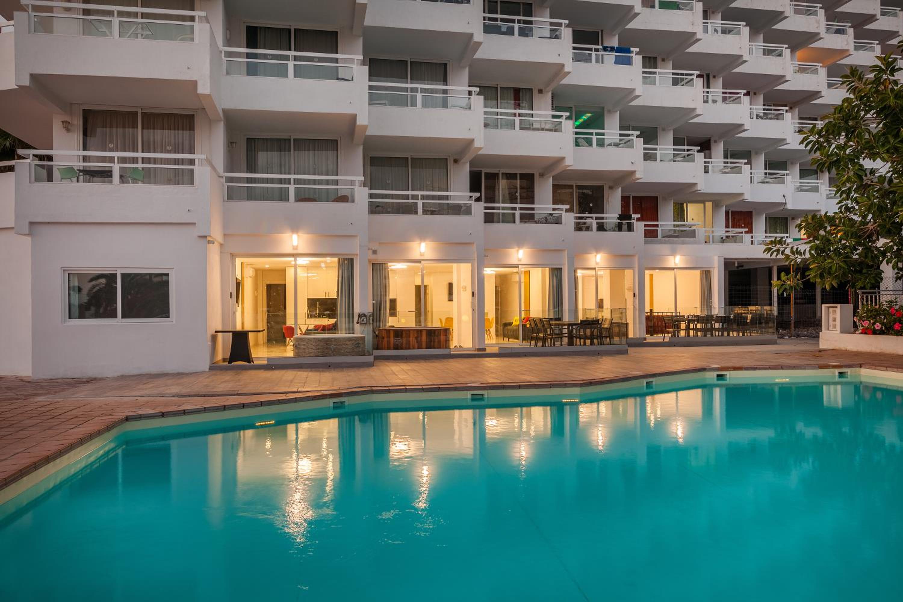 Two-Bedroom Apartment with Pool View photo 2