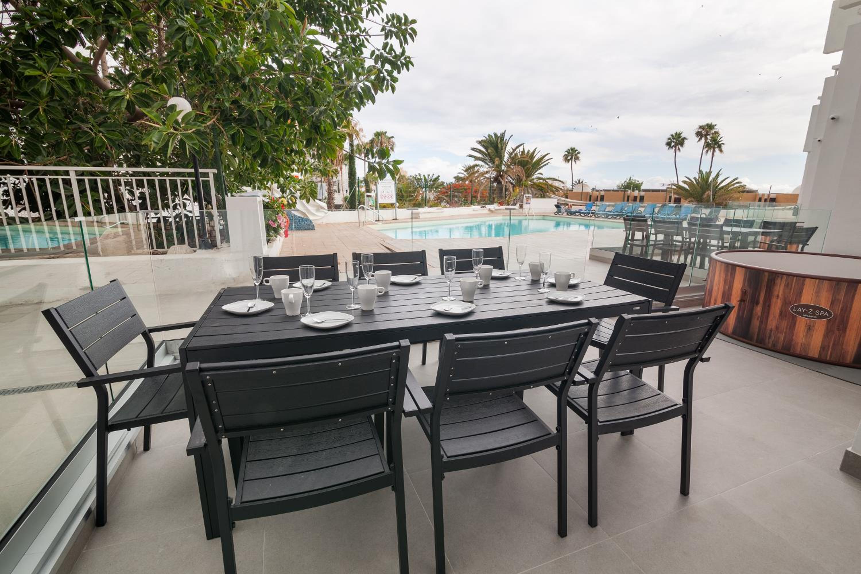 Two-Bedroom Apartment with Pool View photo 2