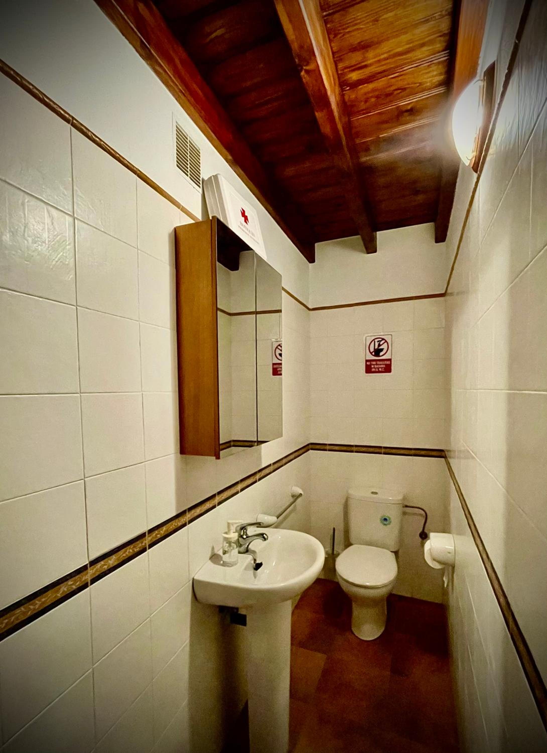 Five-Bedroom House photo 3
