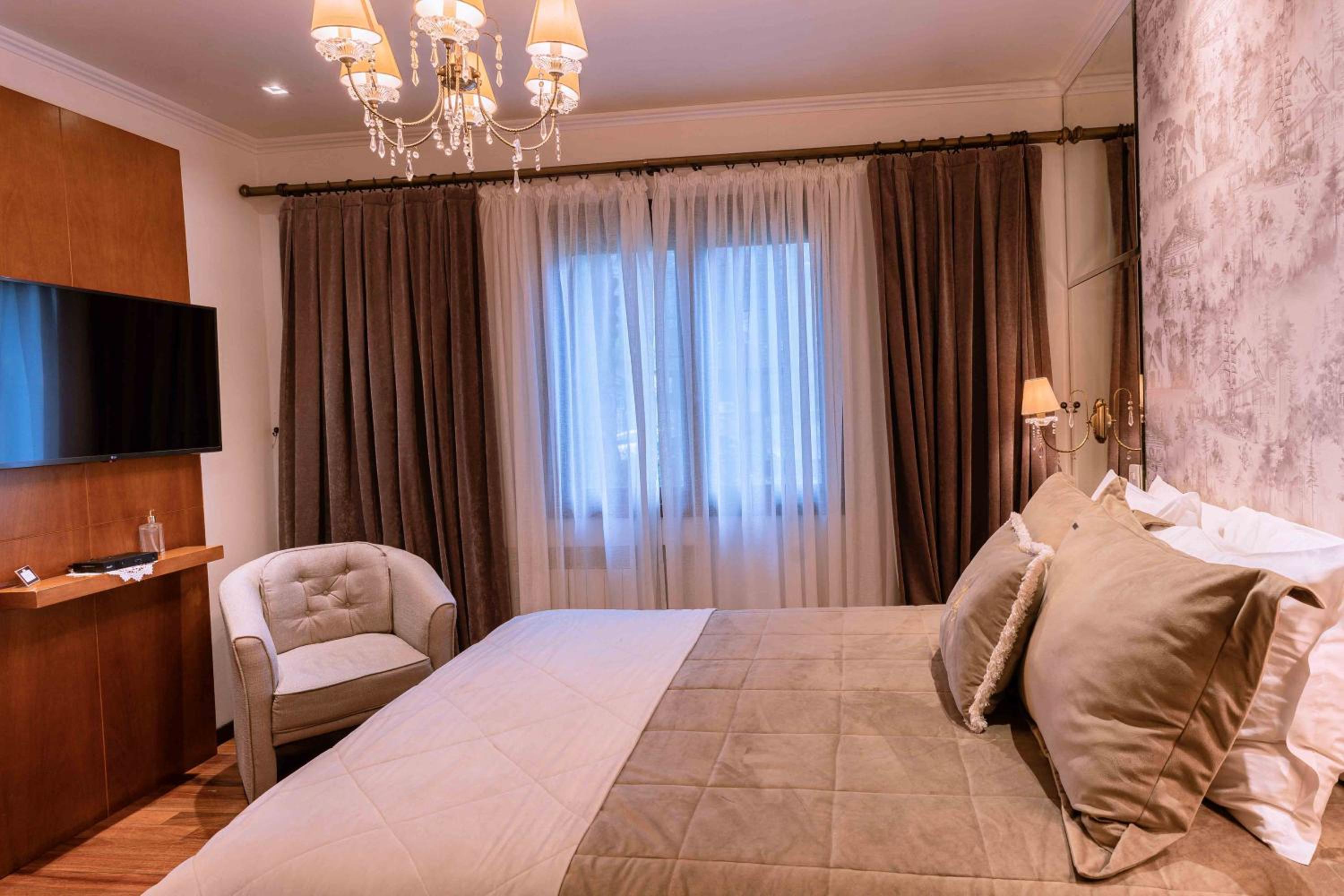 Queen Suite with Spa Bath