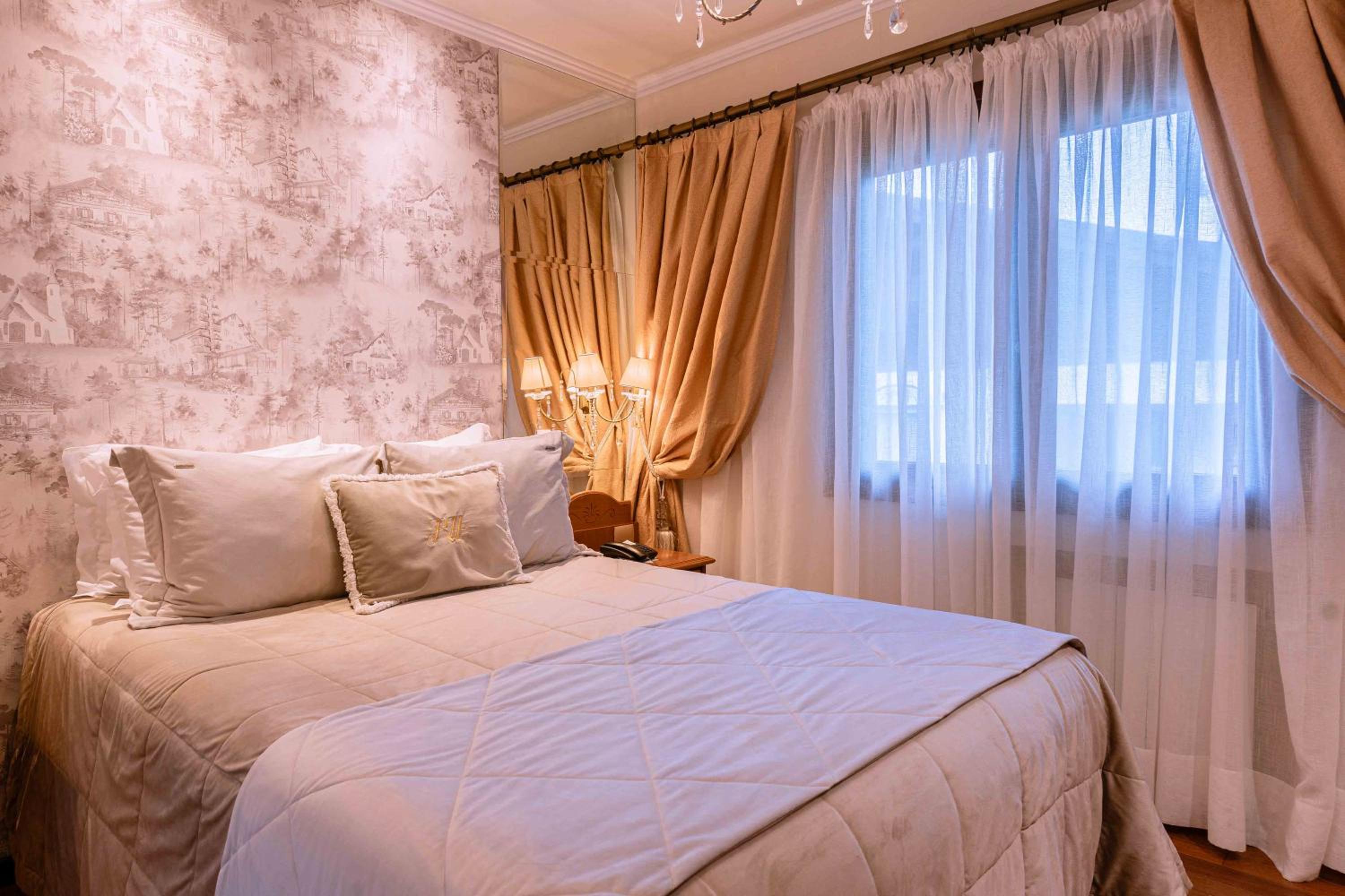 Queen Suite with Spa Bath thumbnail 5