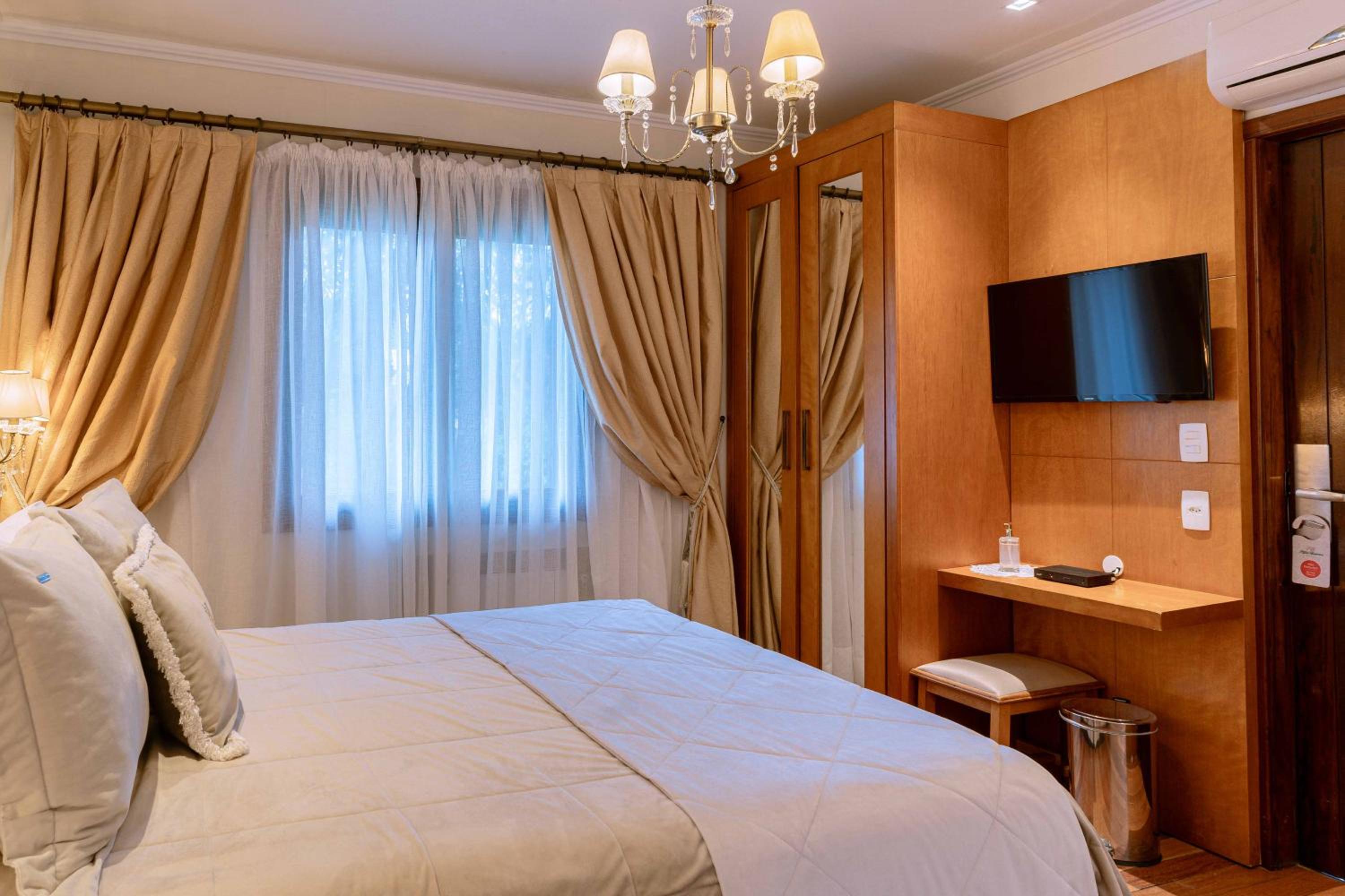 Queen Suite with Spa Bath