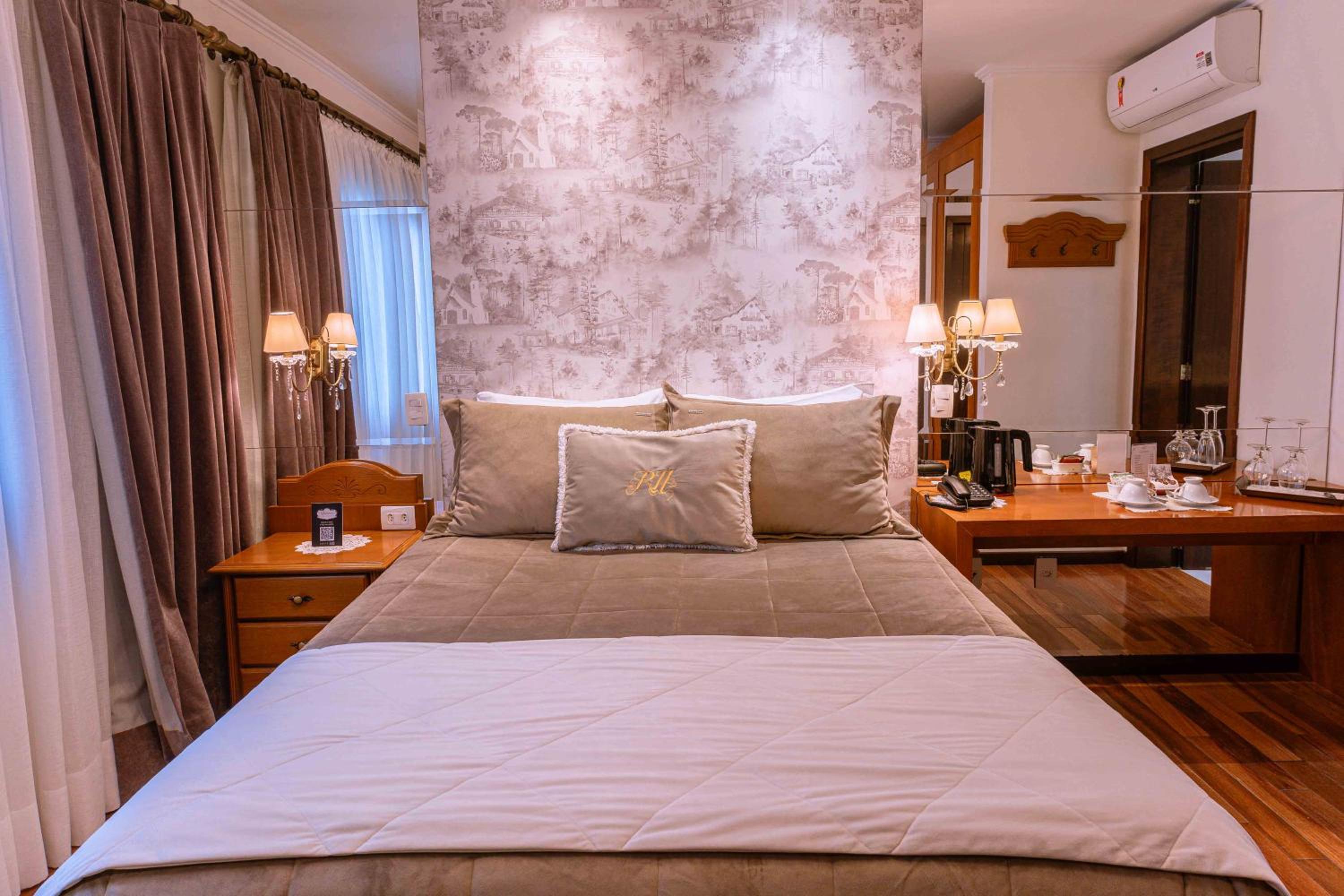Queen Suite with Spa Bath