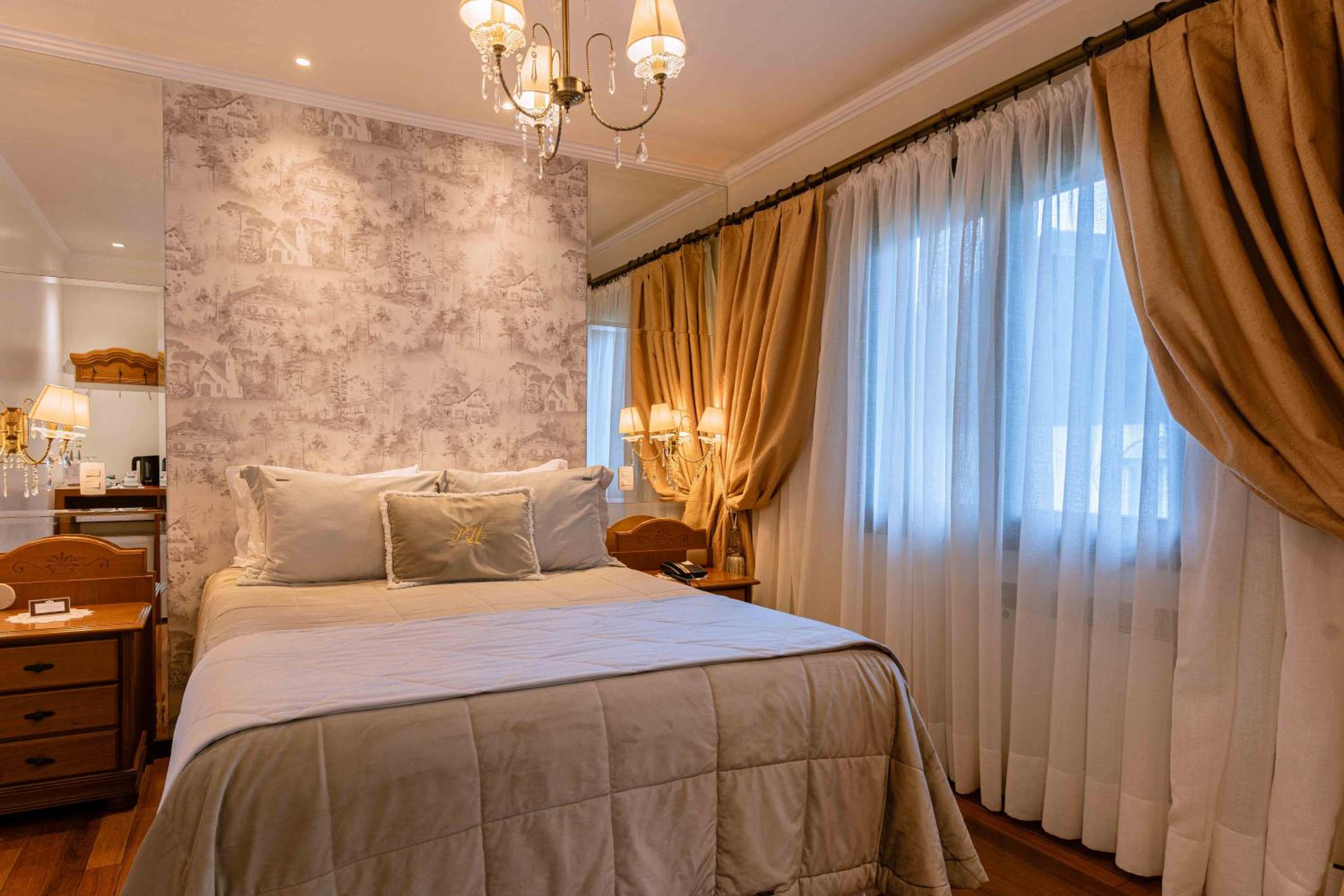 Queen Suite with Spa Bath