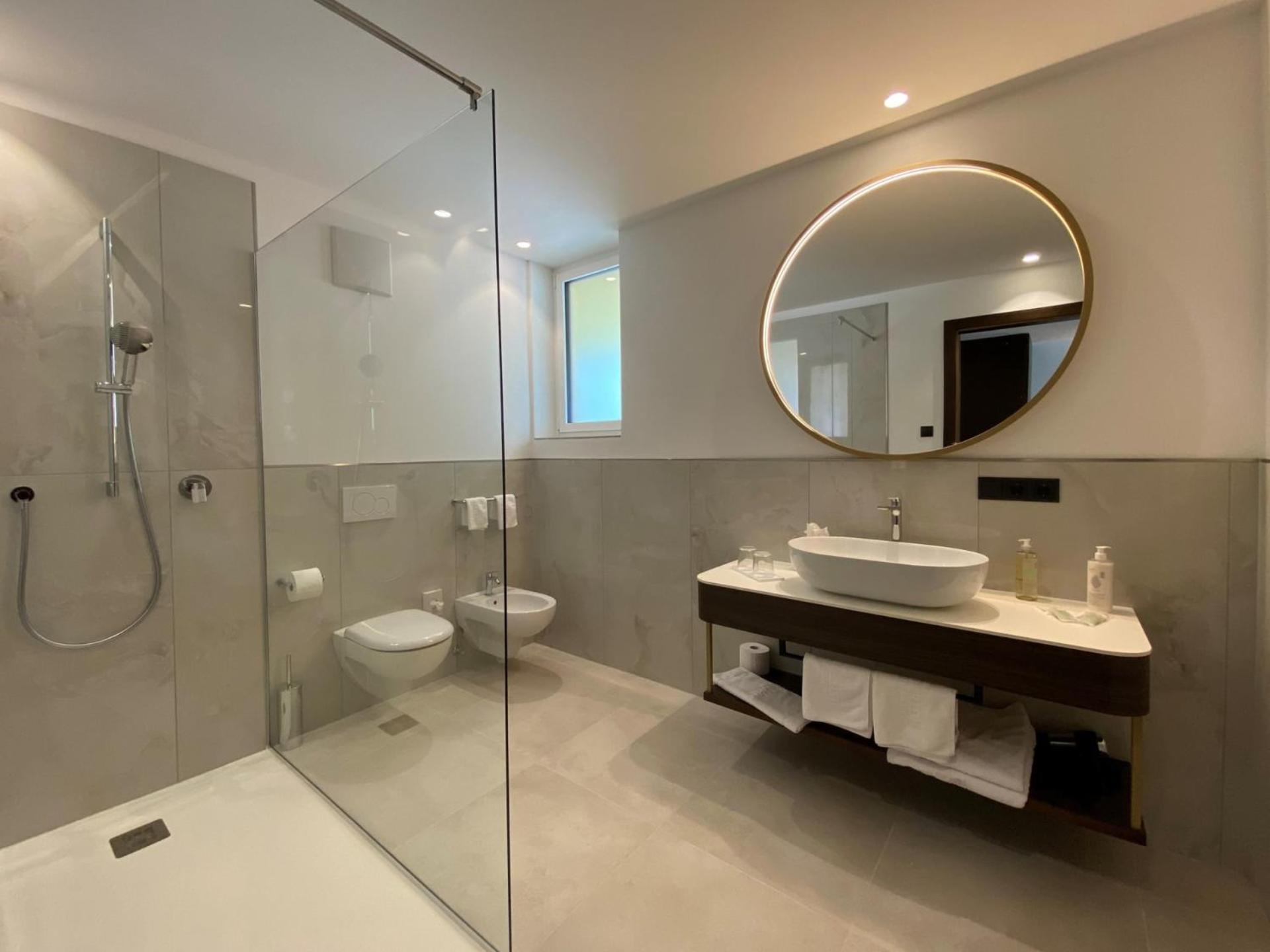 King Room with Spa Bath photo 2