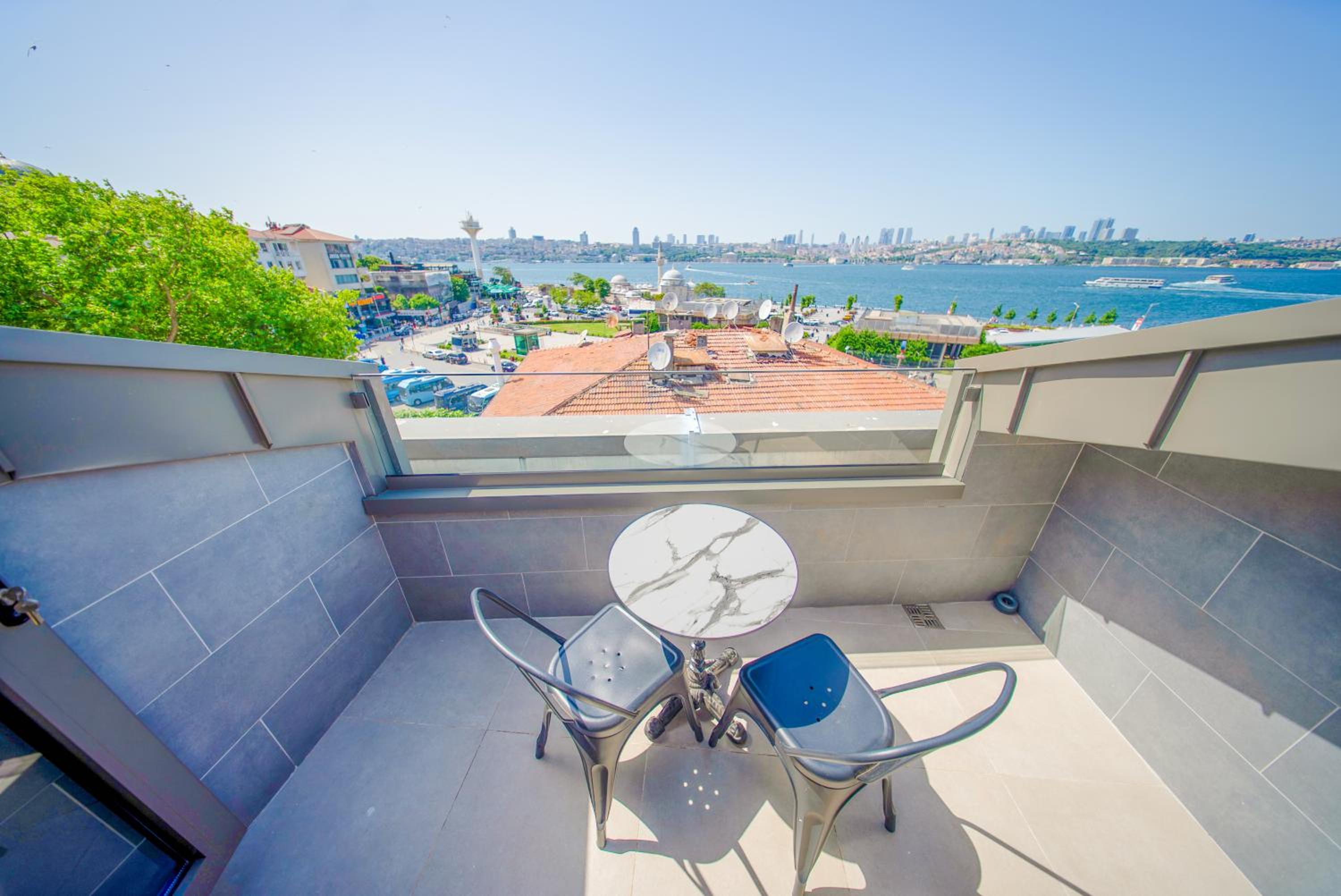 King Suite with Balcony photo 3