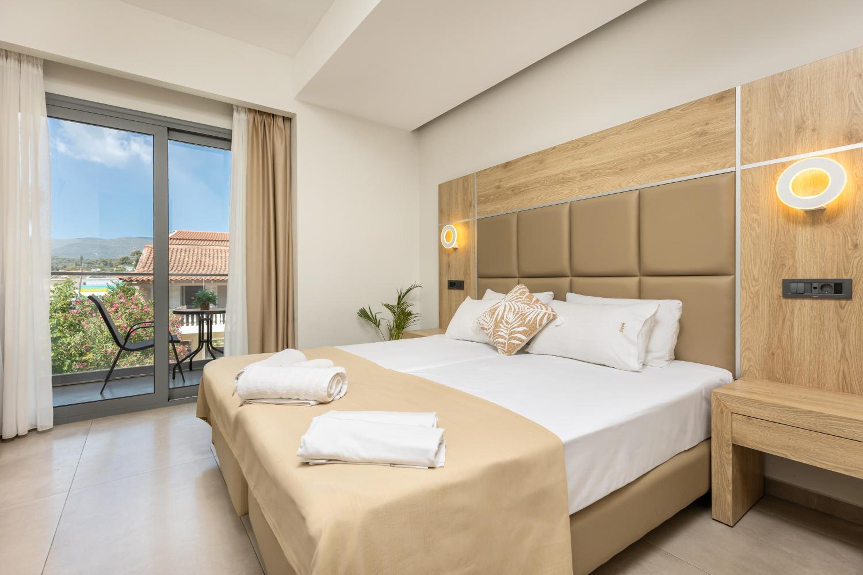 Deluxe Room with Balcony photo 1
