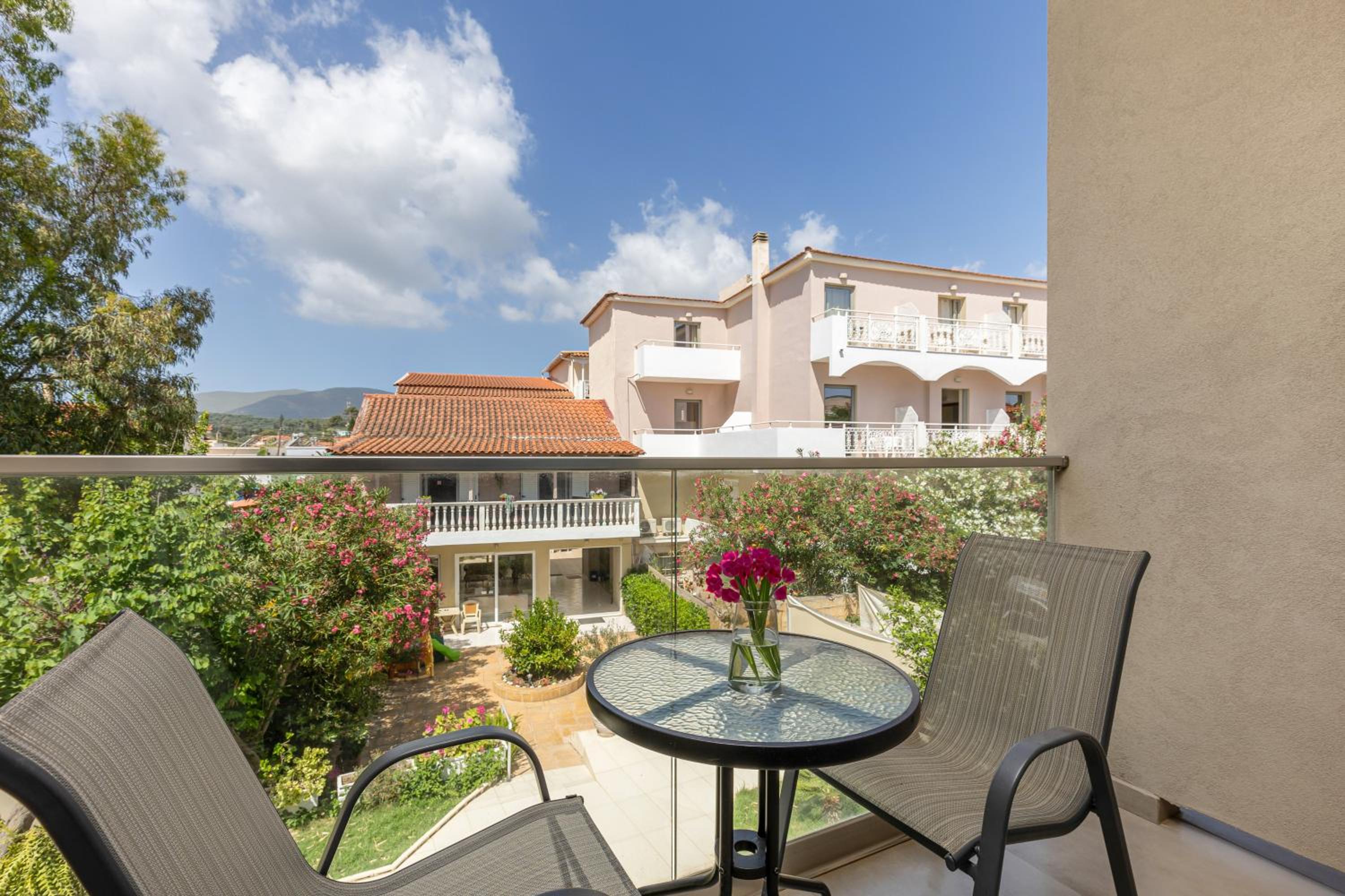 Deluxe Room with Balcony photo 2