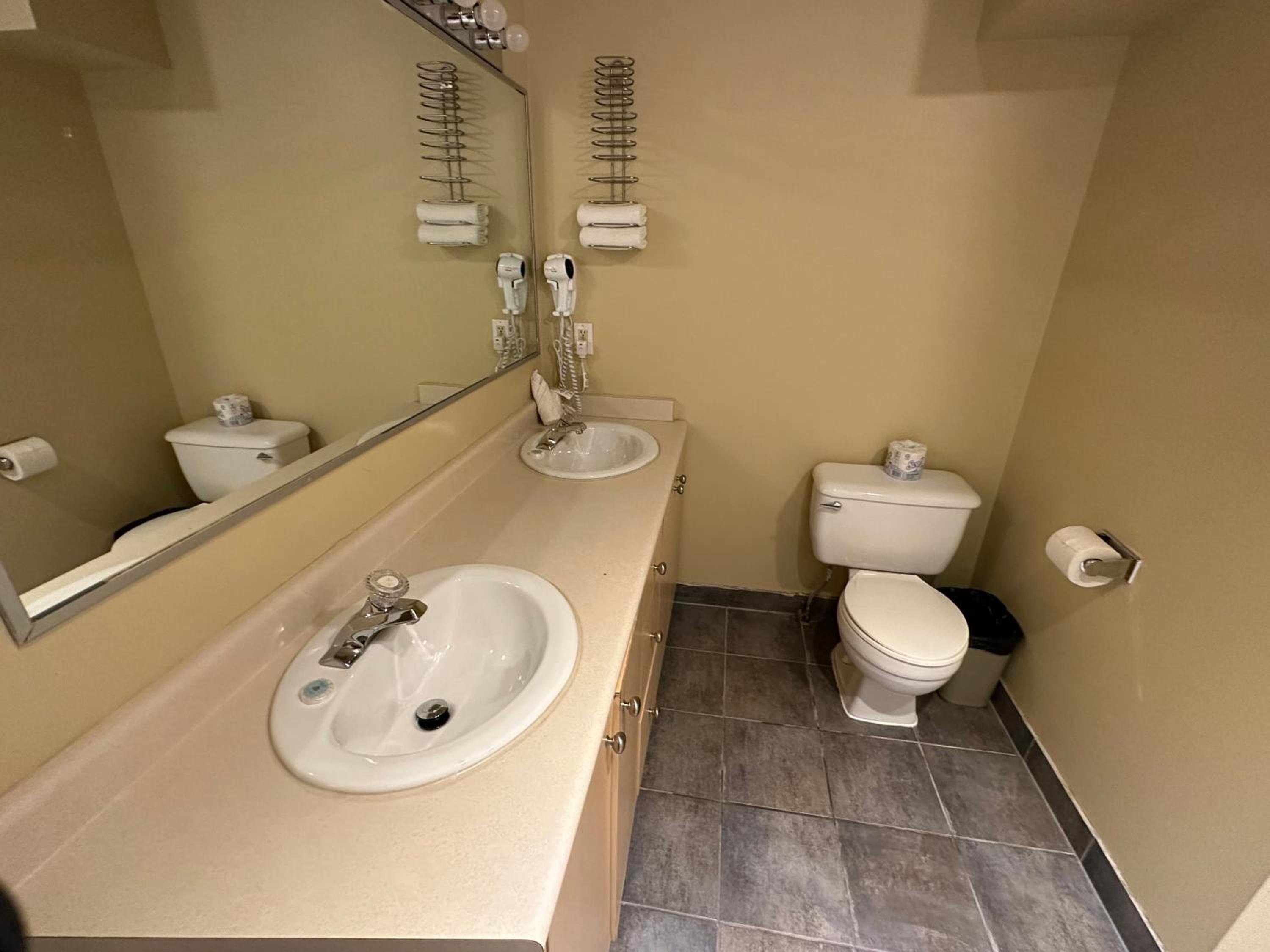 Suite with Hot Tub - Photo 5