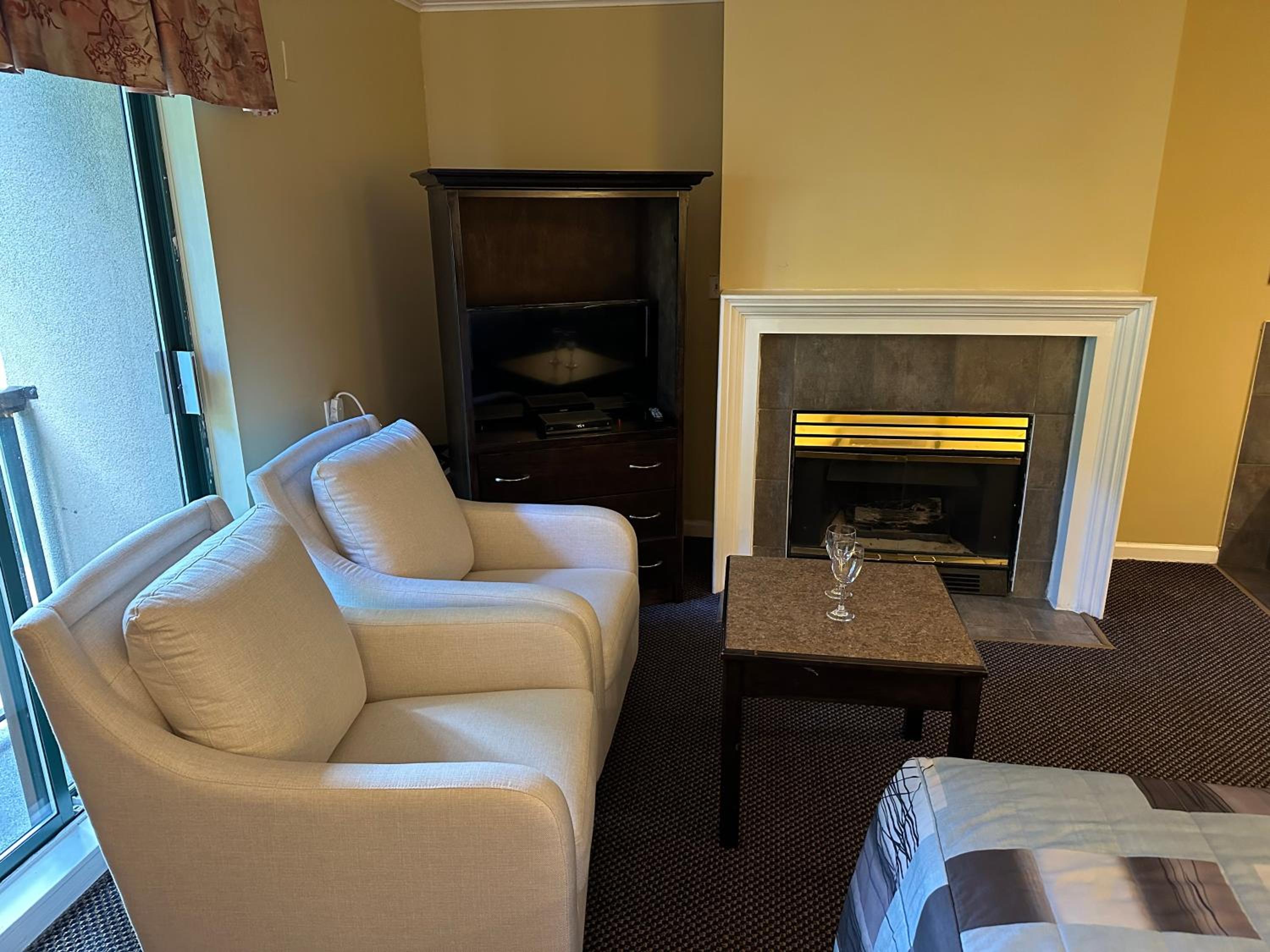 Suite with Hot Tub - Photo 1