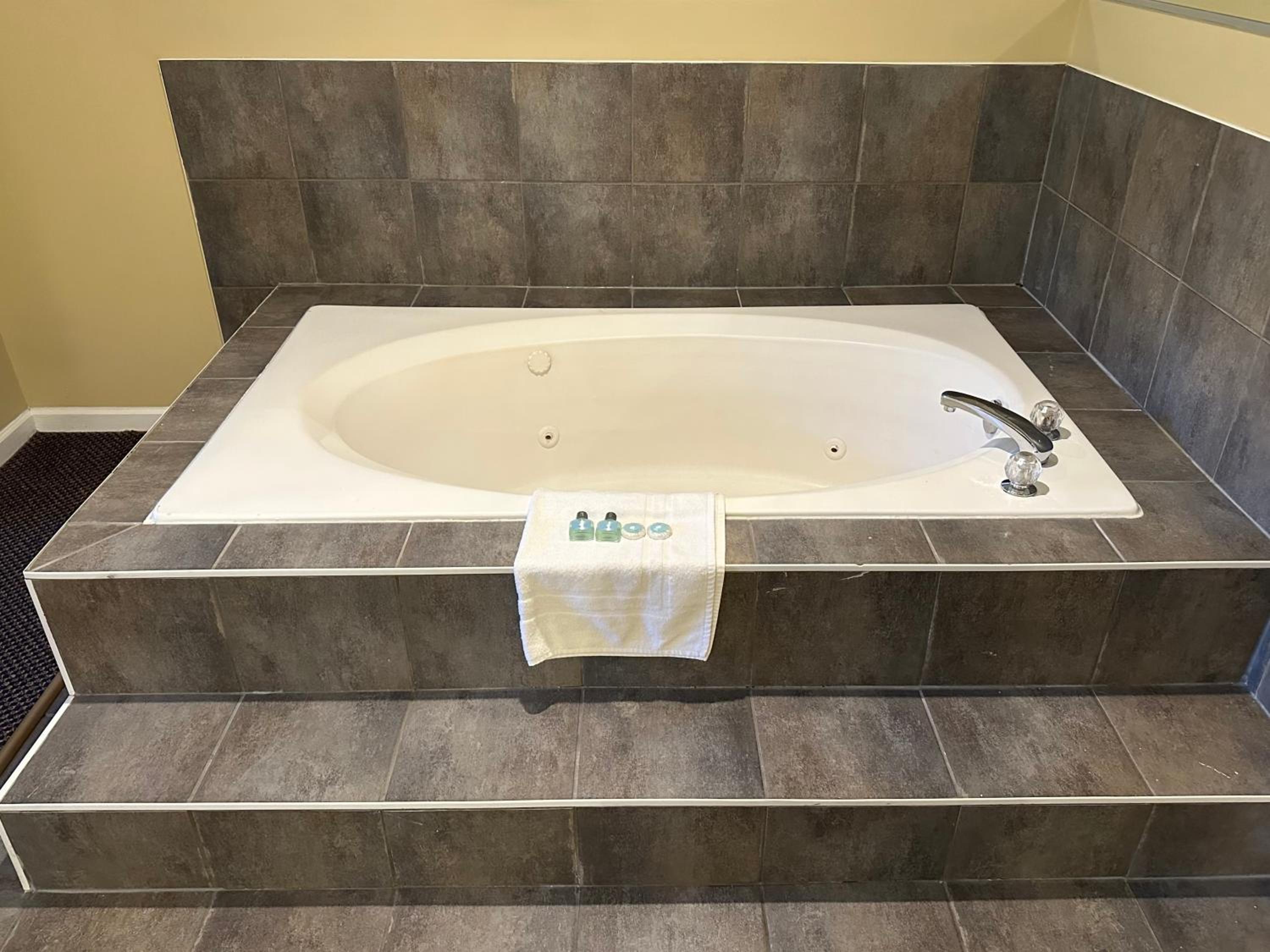 Suite with Hot Tub - Photo 3