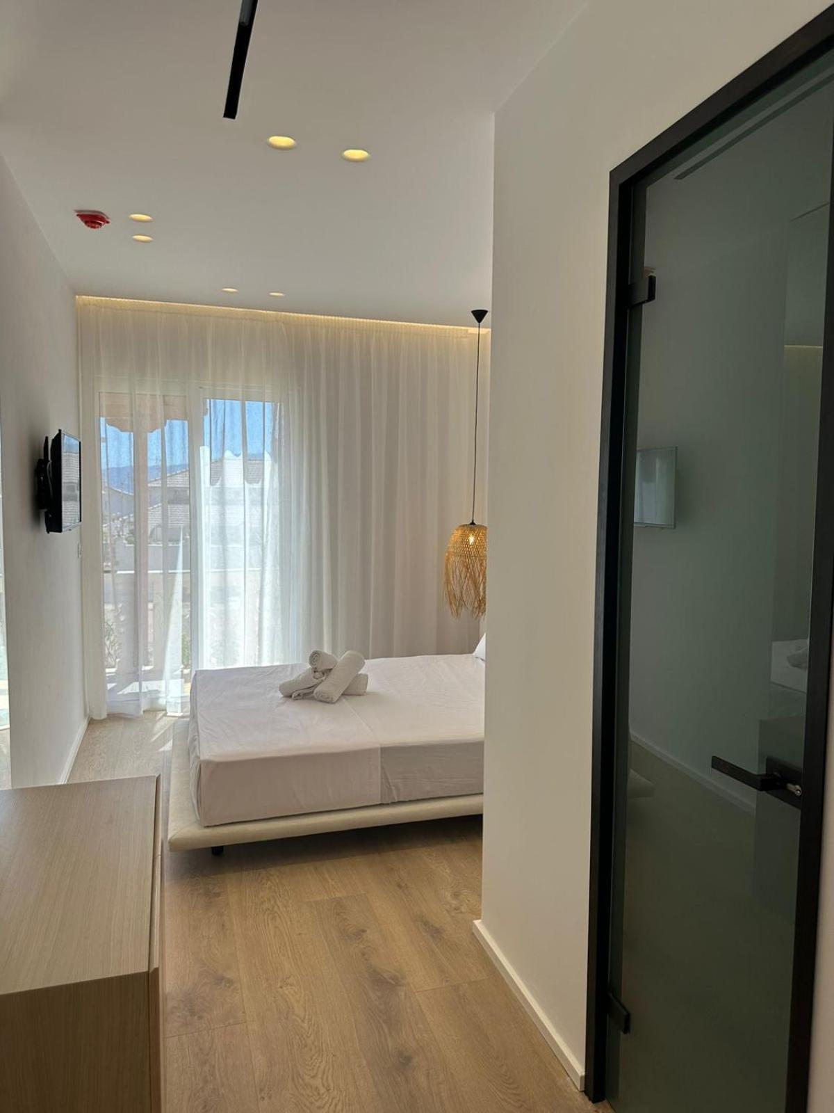 Deluxe Double Room with Balcony and Sea View photo 2