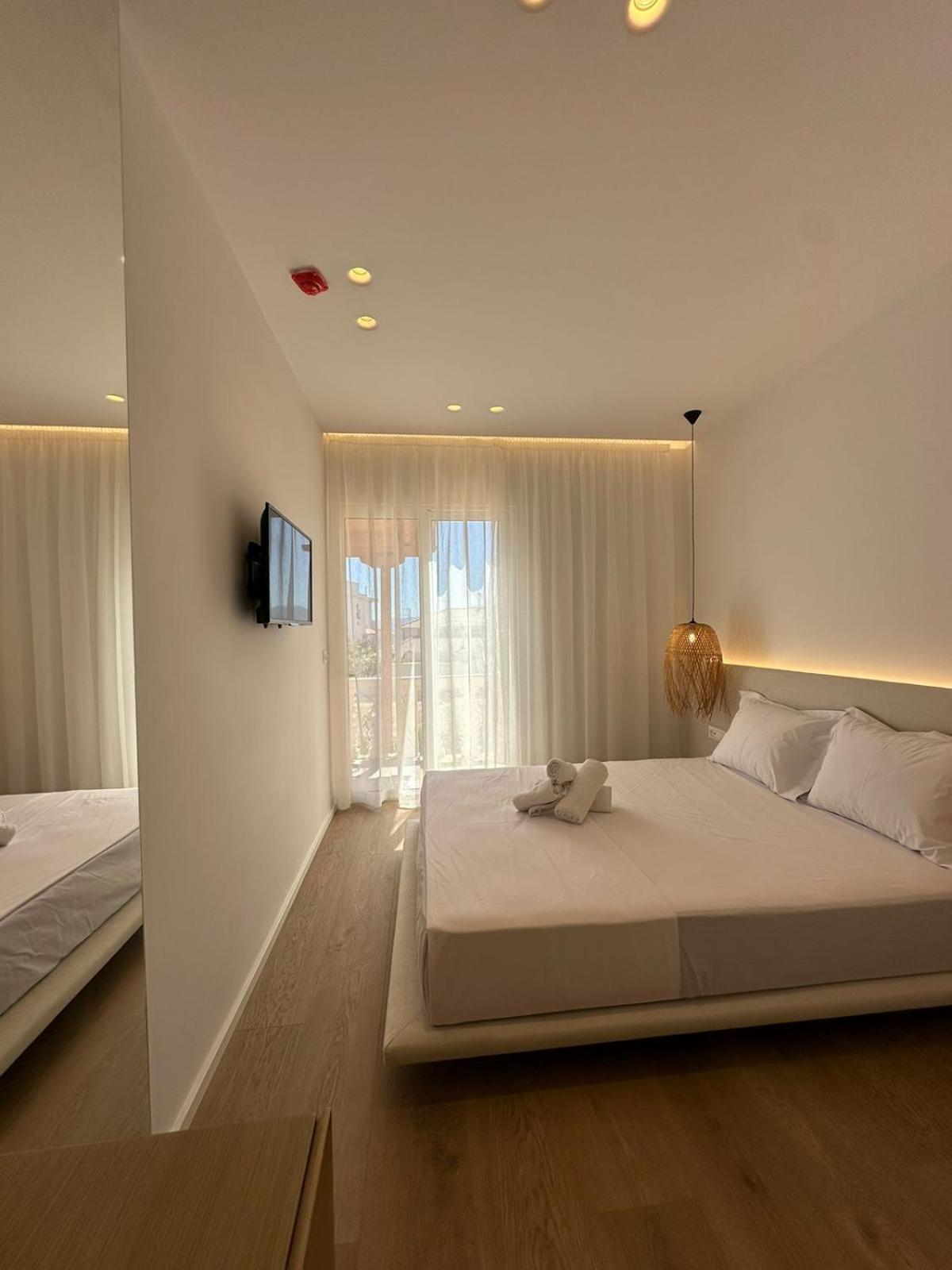 Deluxe Double Room with Balcony and Sea View photo 3