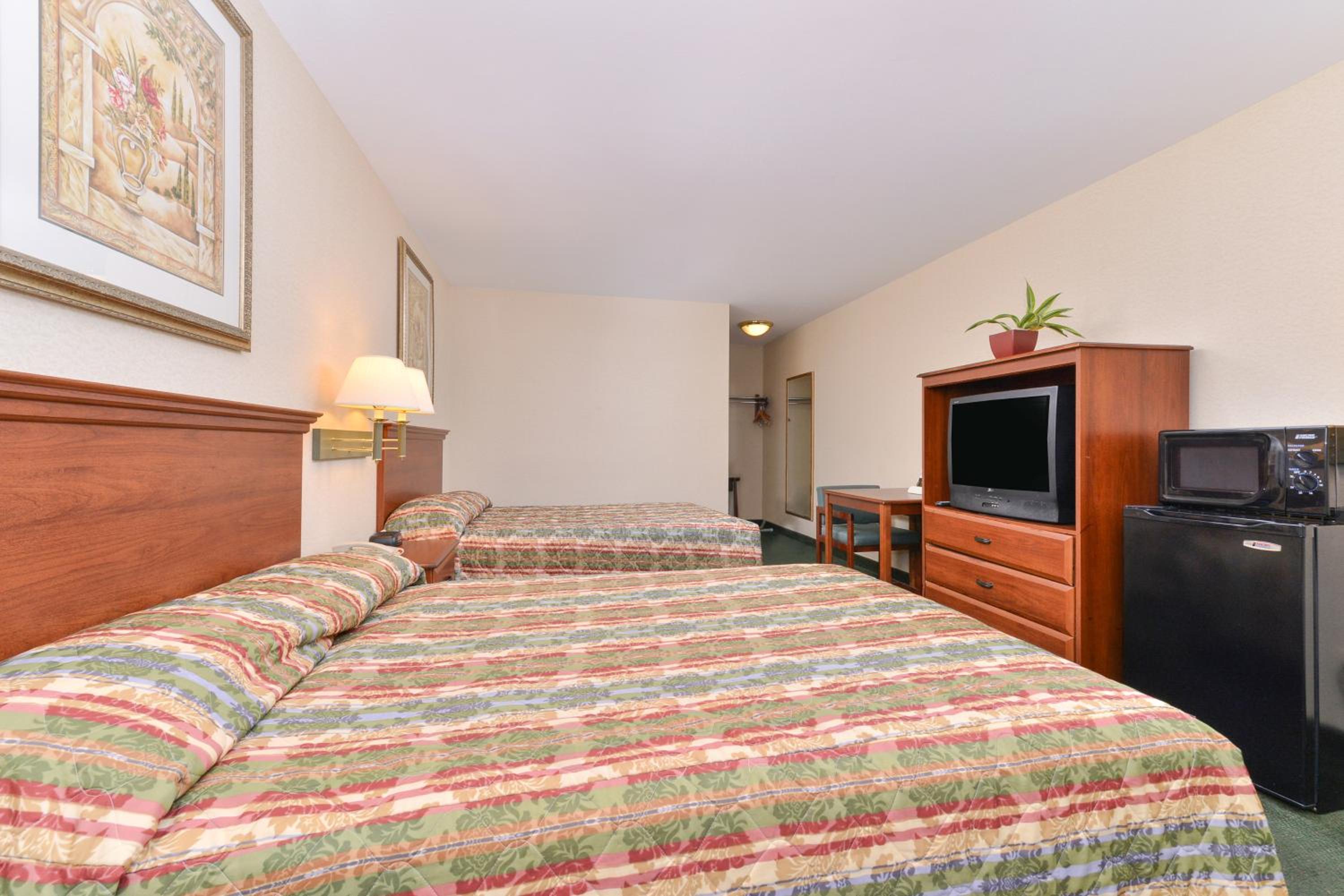 Room with Two Double Beds photo 3