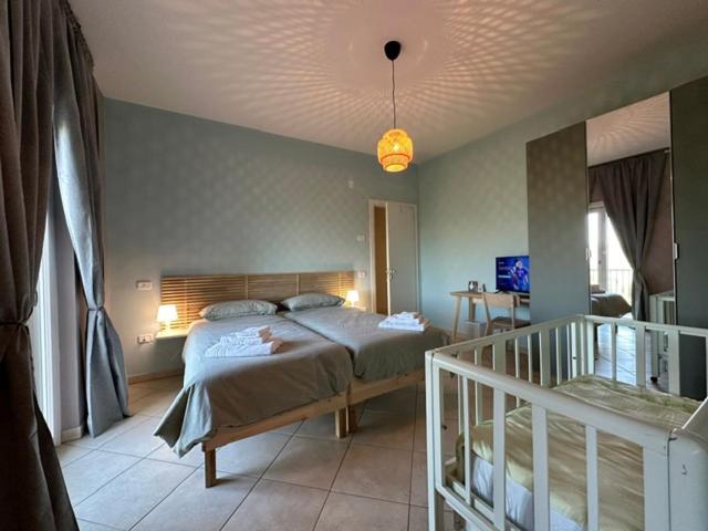 King Room with Roll-In Shower - Disability Access photo 2