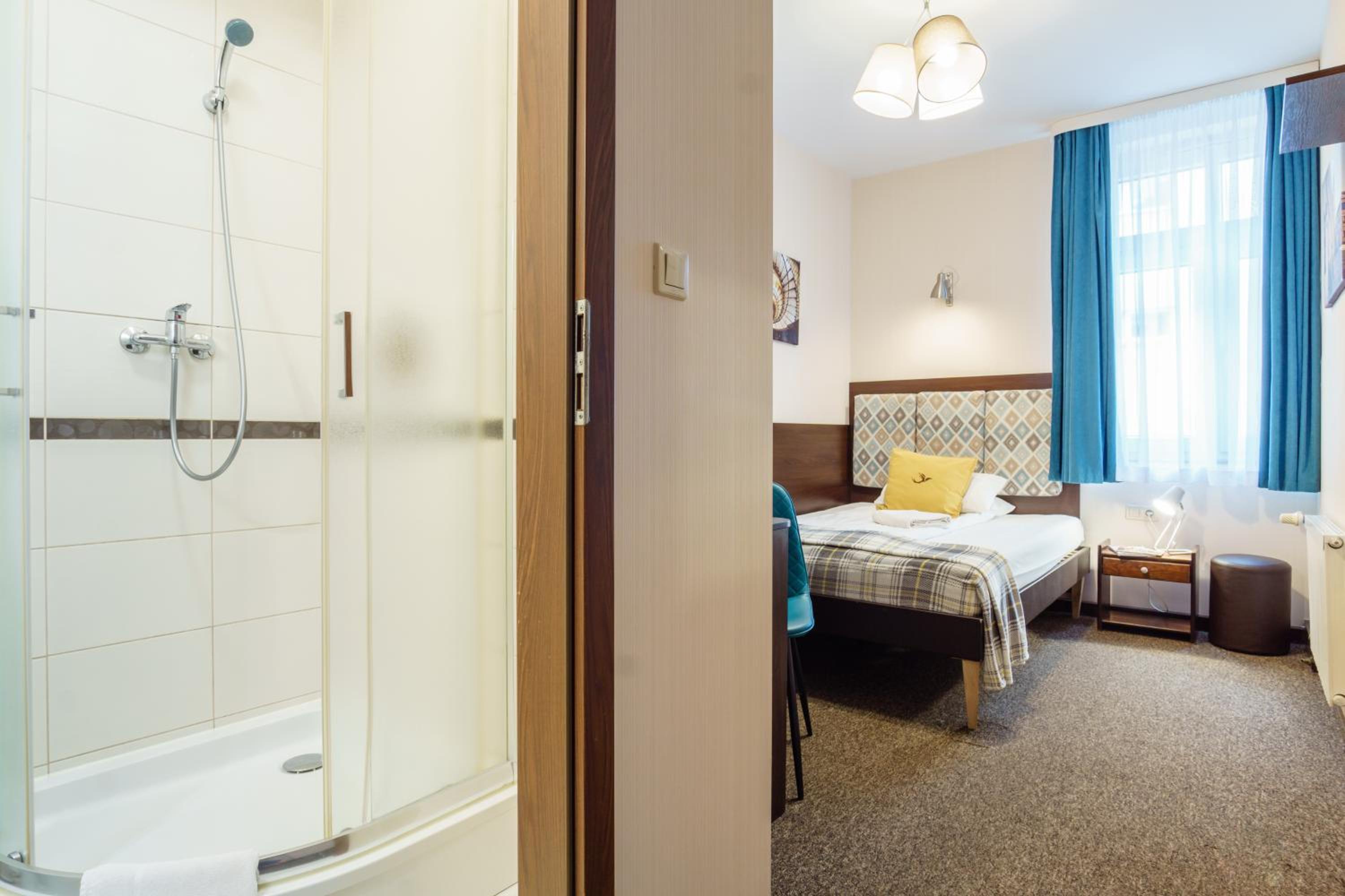 Single Room with Private Bathroom photo 2