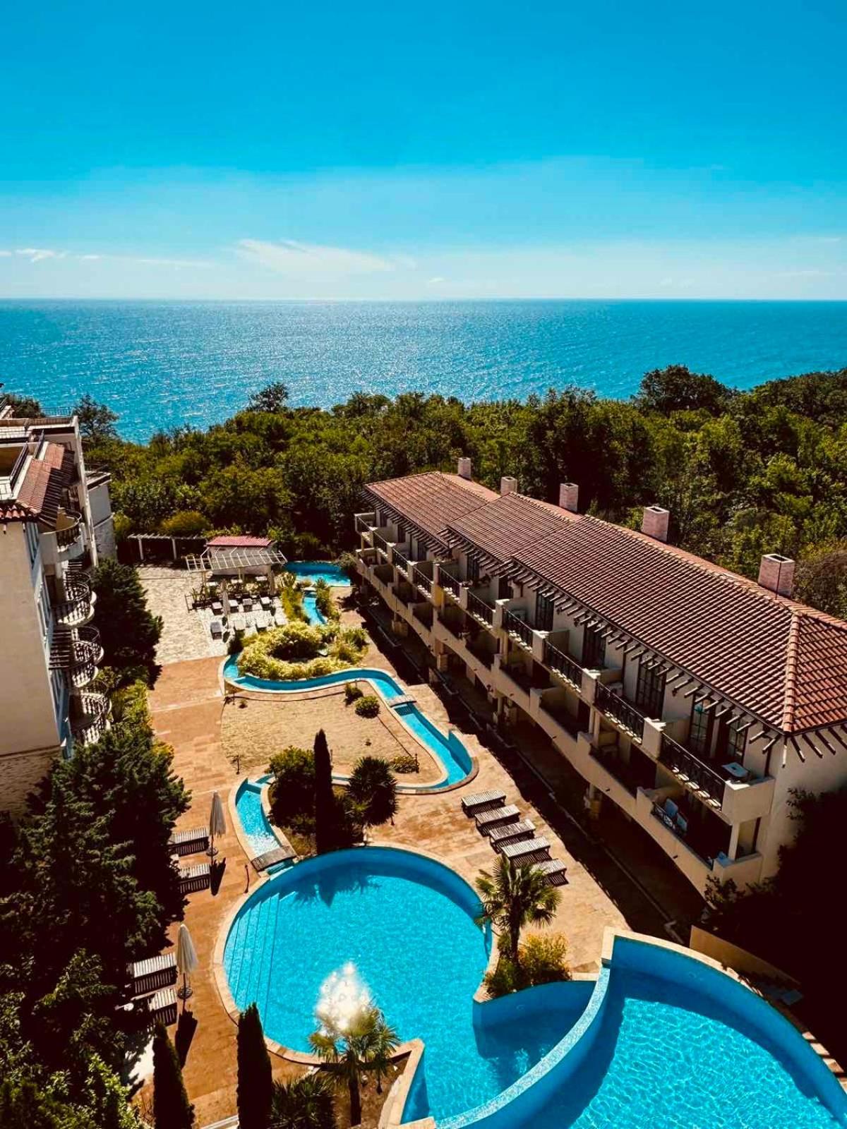 One-Bedroom Apartment with Pool View photo 3